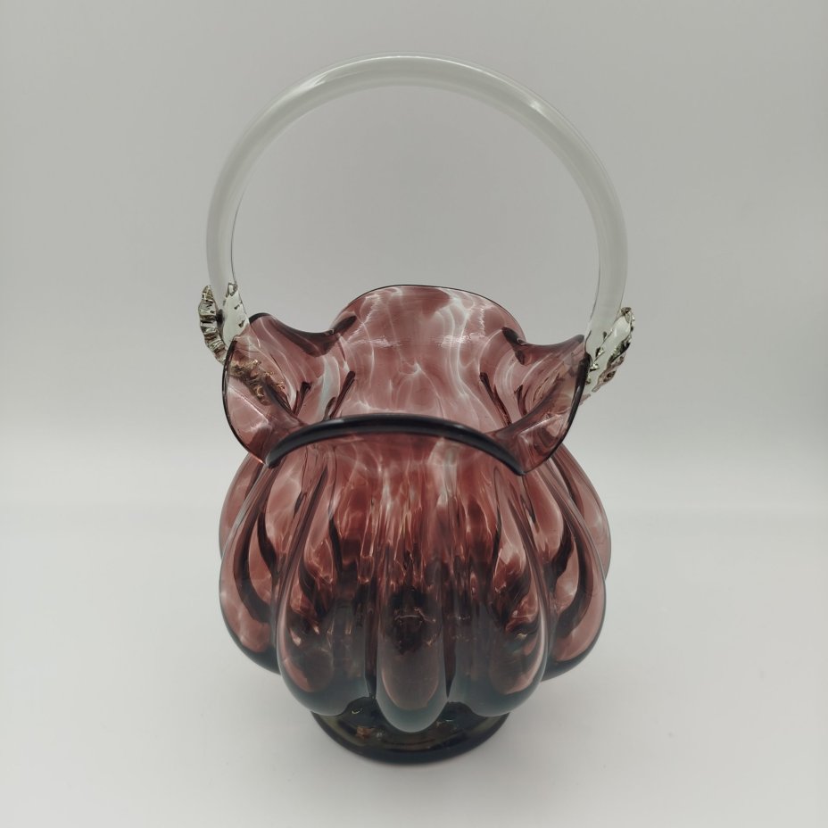 Конфетница в форме корзиночки марганцевого оттенка, стекло, гутная техника, СССР, 1980-1990 гг.
