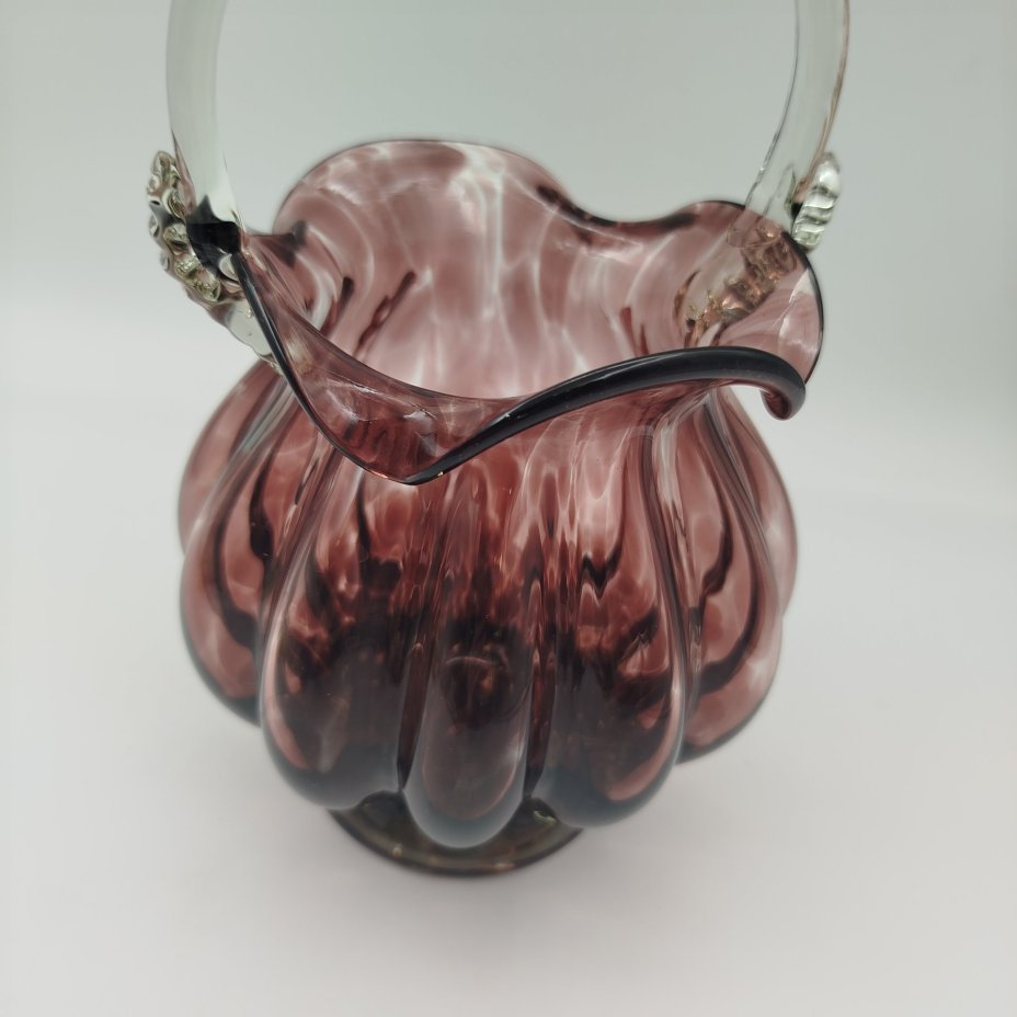 Конфетница в форме корзиночки марганцевого оттенка