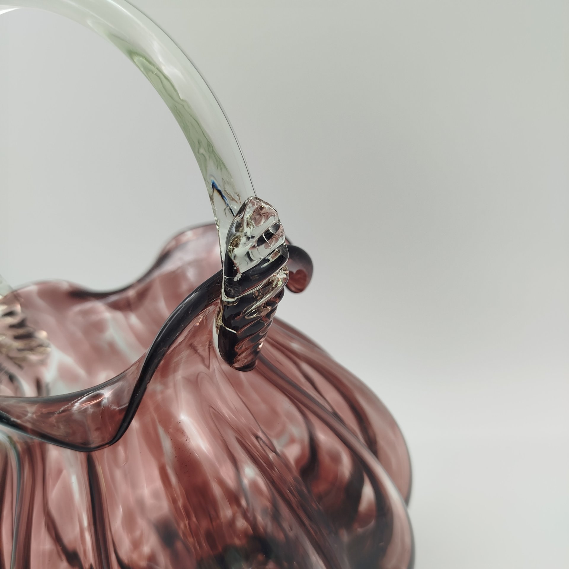 Конфетница в форме корзиночки марганцевого оттенка, стекло, гутная техника, СССР, 1980-1990 гг.