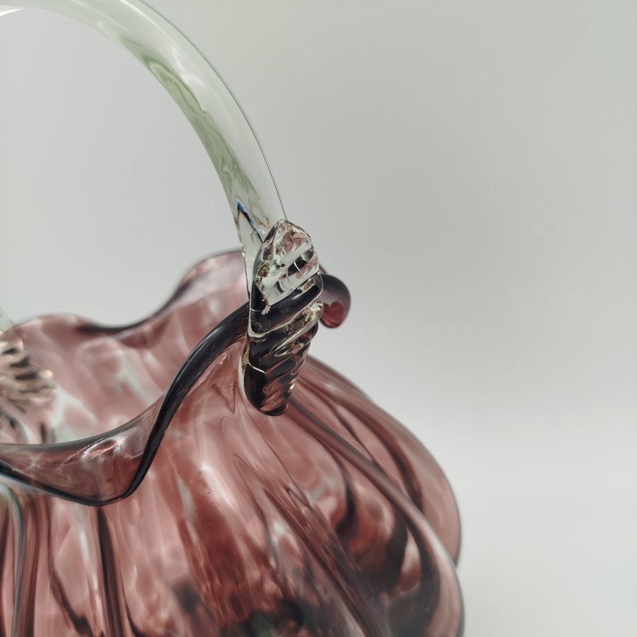 Конфетница в форме корзиночки марганцевого оттенка