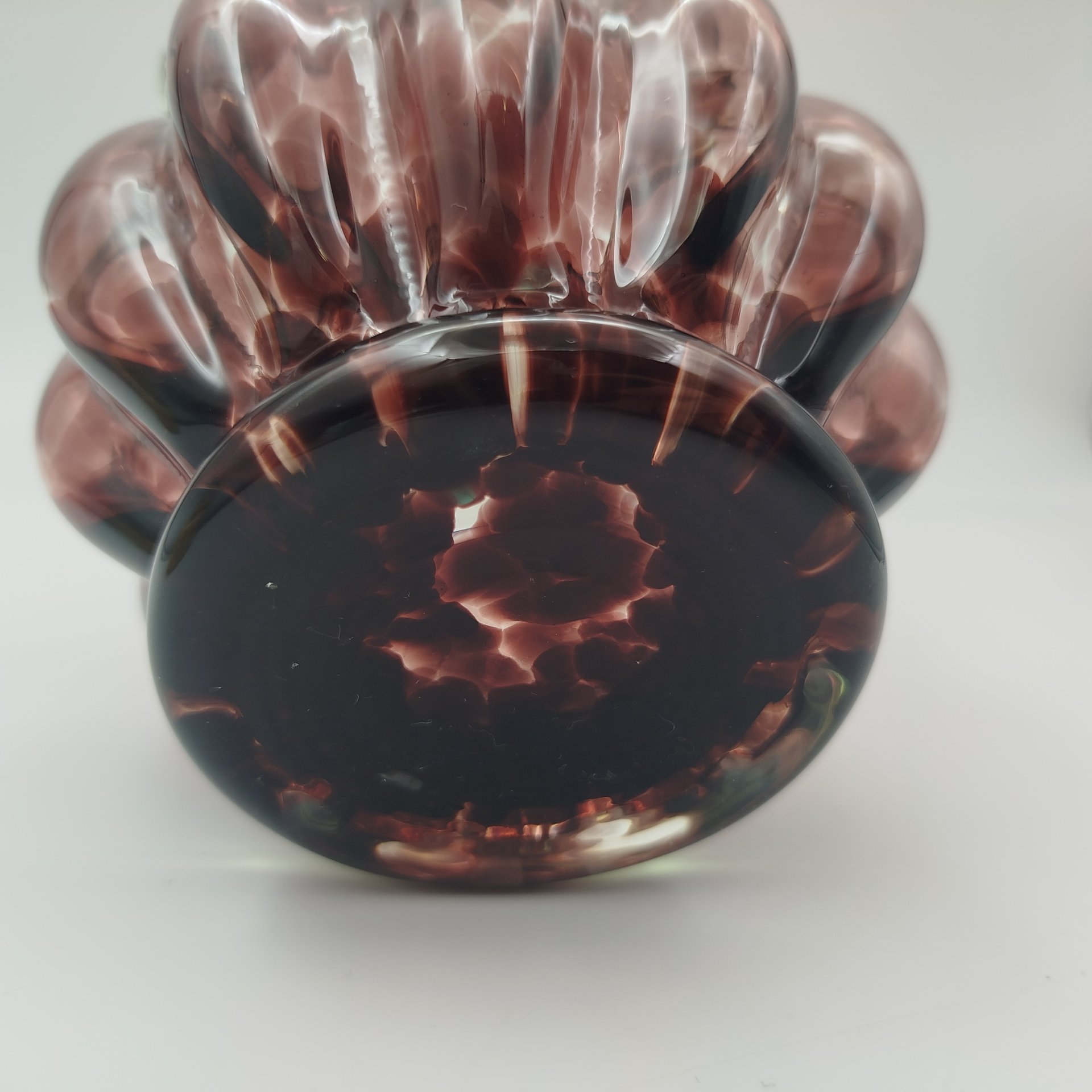 Конфетница в форме корзиночки марганцевого оттенка, стекло, гутная техника, СССР, 1980-1990 гг.