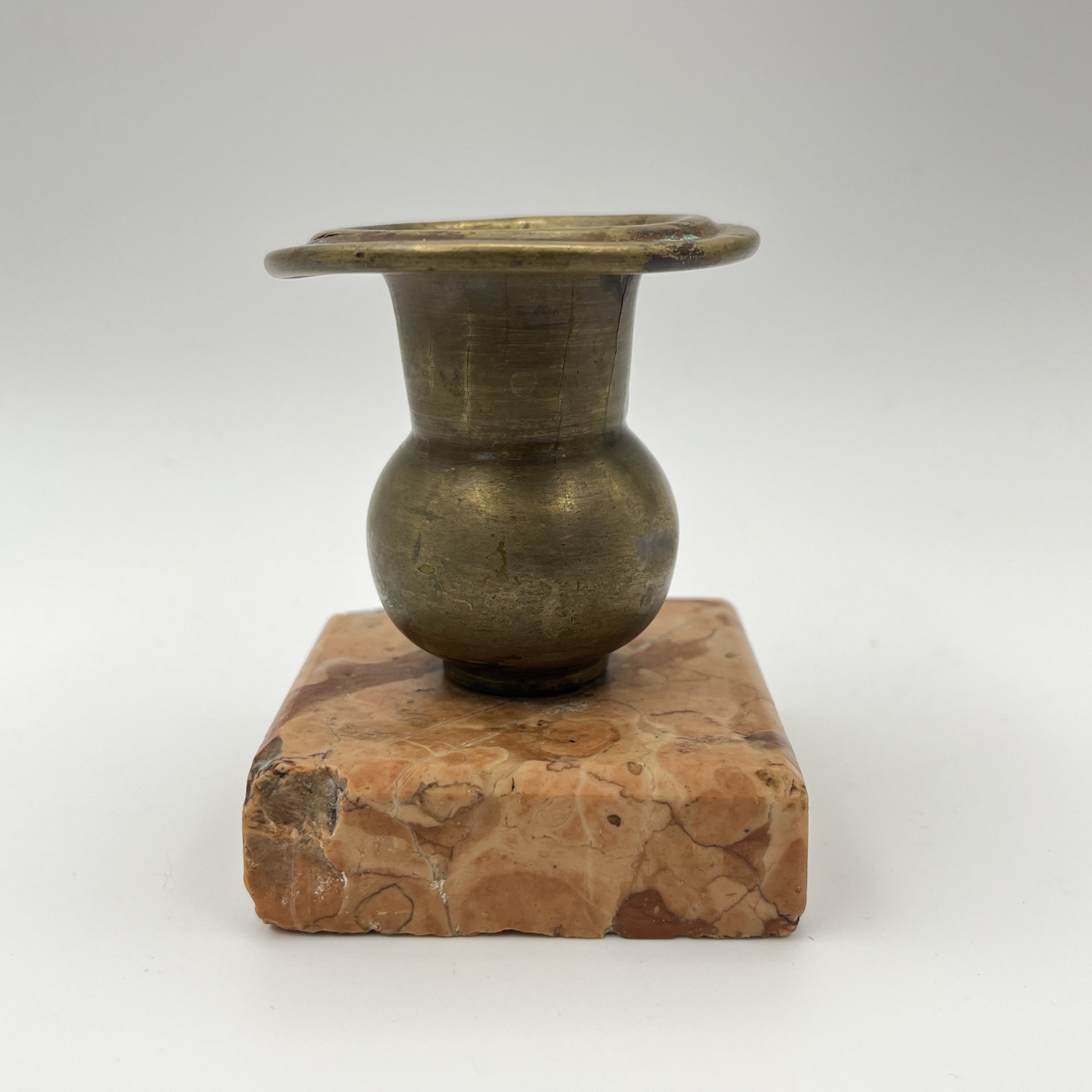 Пепельница в восточном стиле в виде вазы с растительным узором на тулове, латунь, холодные эмали, Индия, 1970-1990 гг.