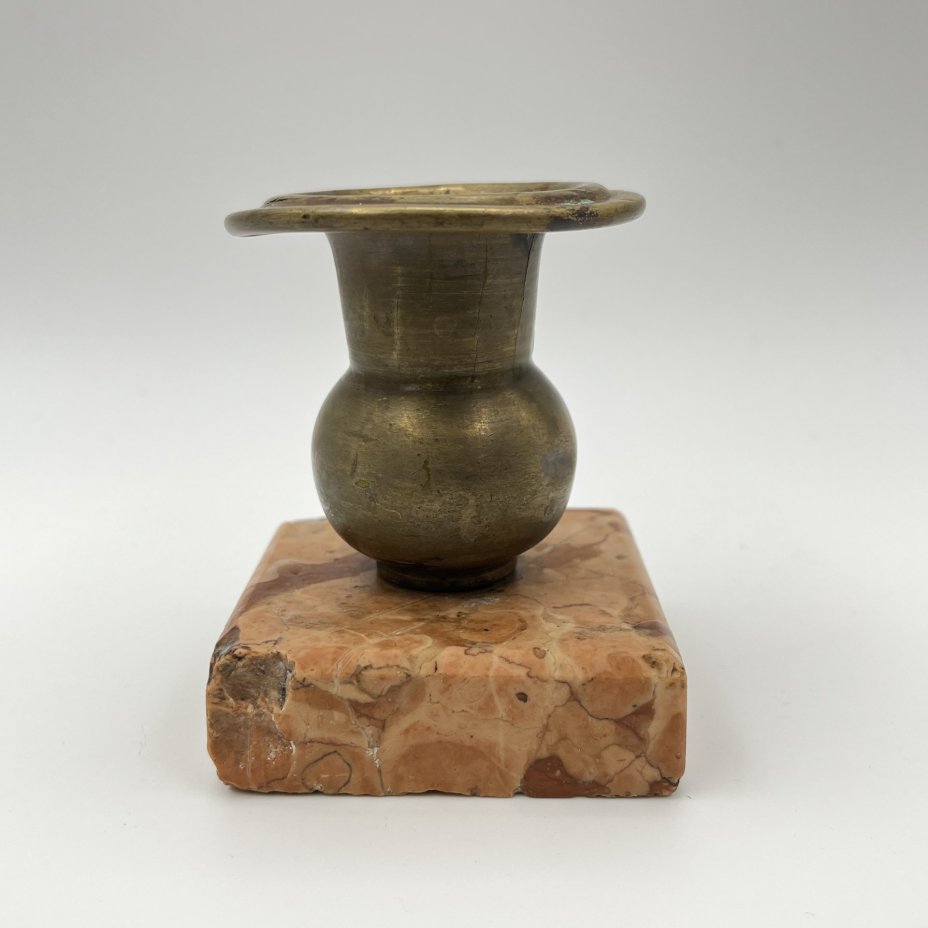 Пепельница в восточном стиле в виде вазы с растительным узором на тулове