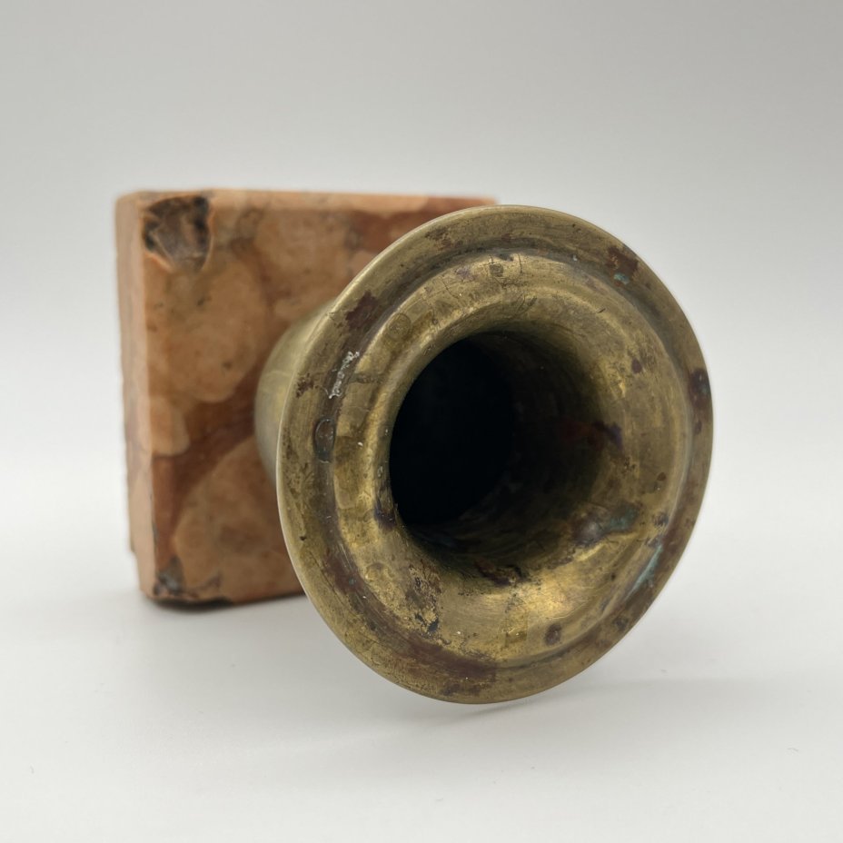 Пепельница в восточном стиле в виде вазы с растительным узором на тулове