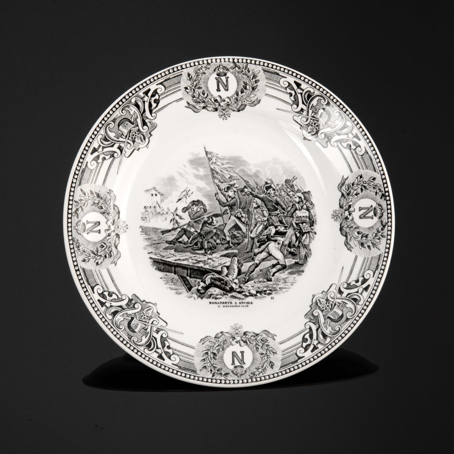 Тарелка коллекционная с изображением картины Ораса Верне "Bonaparte à Arcole 12 novembre 1796" ("Бонапарт на Аркольском мосту"), мануфактура Boch la Louviere