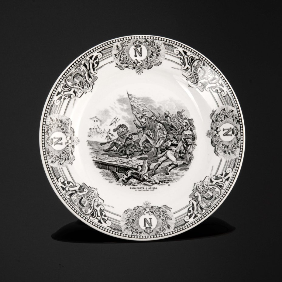 Тарелка коллекционная с изображением картины Ораса Верне "Bonaparte à Arcole 12 novembre 1796" ("Бонапарт на Аркольском мосту"), мануфактура Boch la Louviere