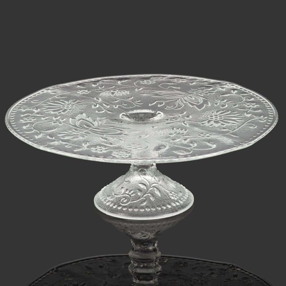 Ваза для сервировки (тортница) на ножке, украшенная растительным декором