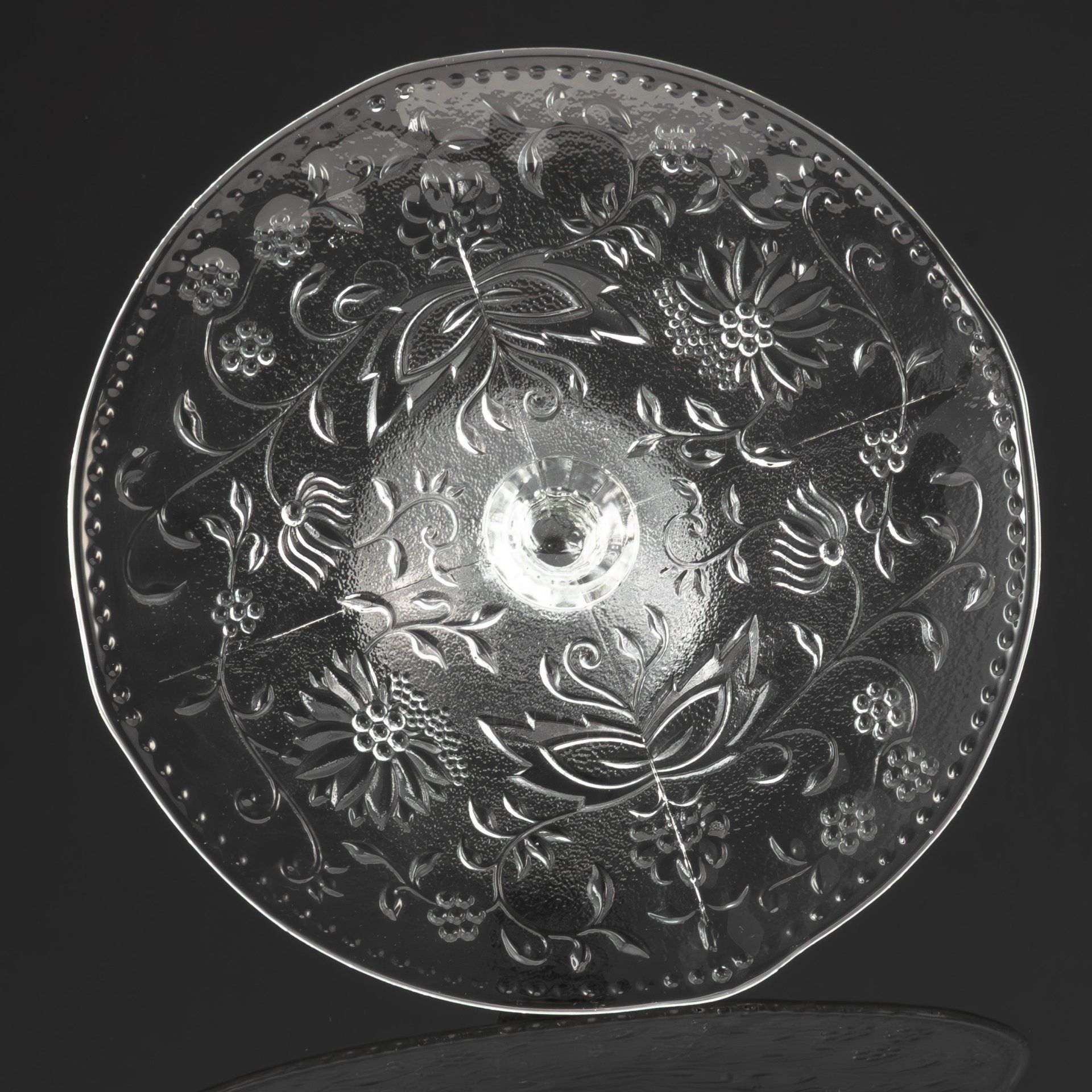 Ваза для сервировки (тортница) на ножке, украшенная растительным декором