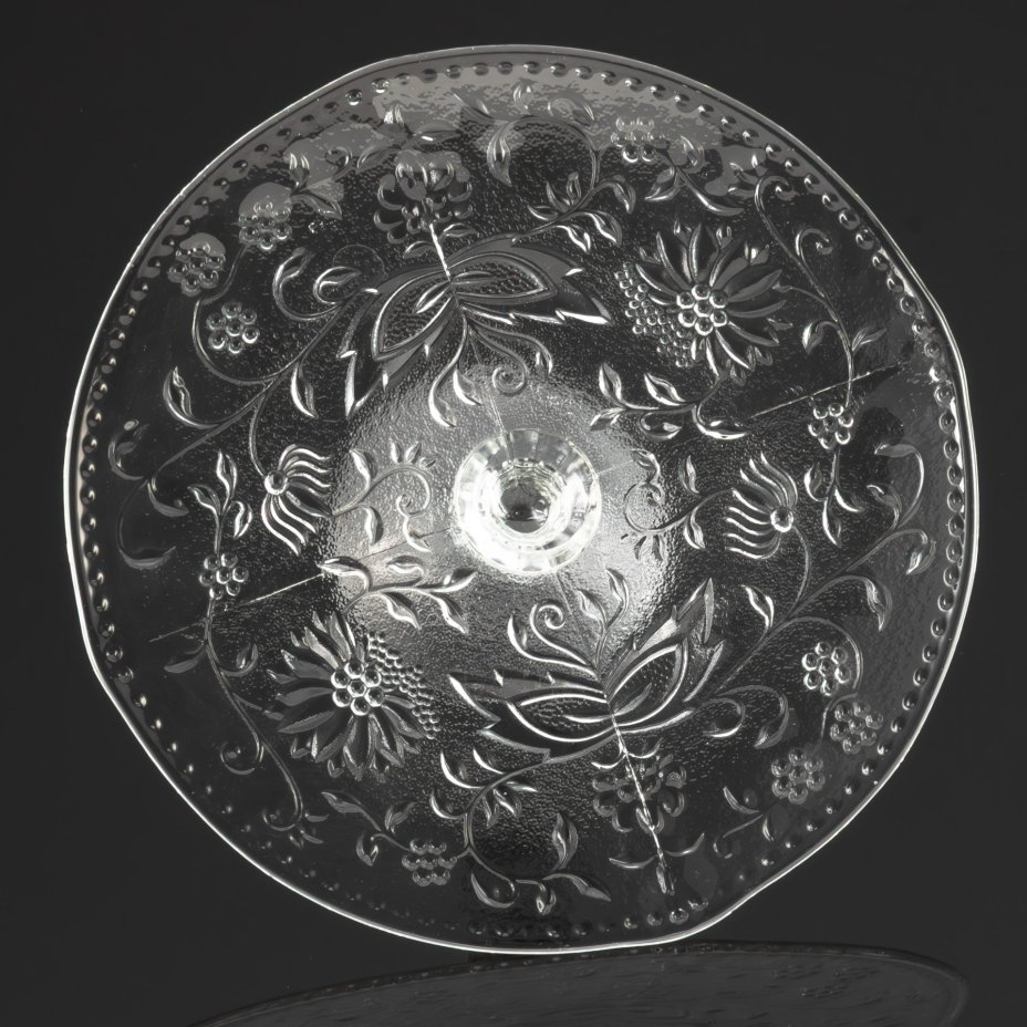 Ваза для сервировки (тортница) на ножке, украшенная растительным декором