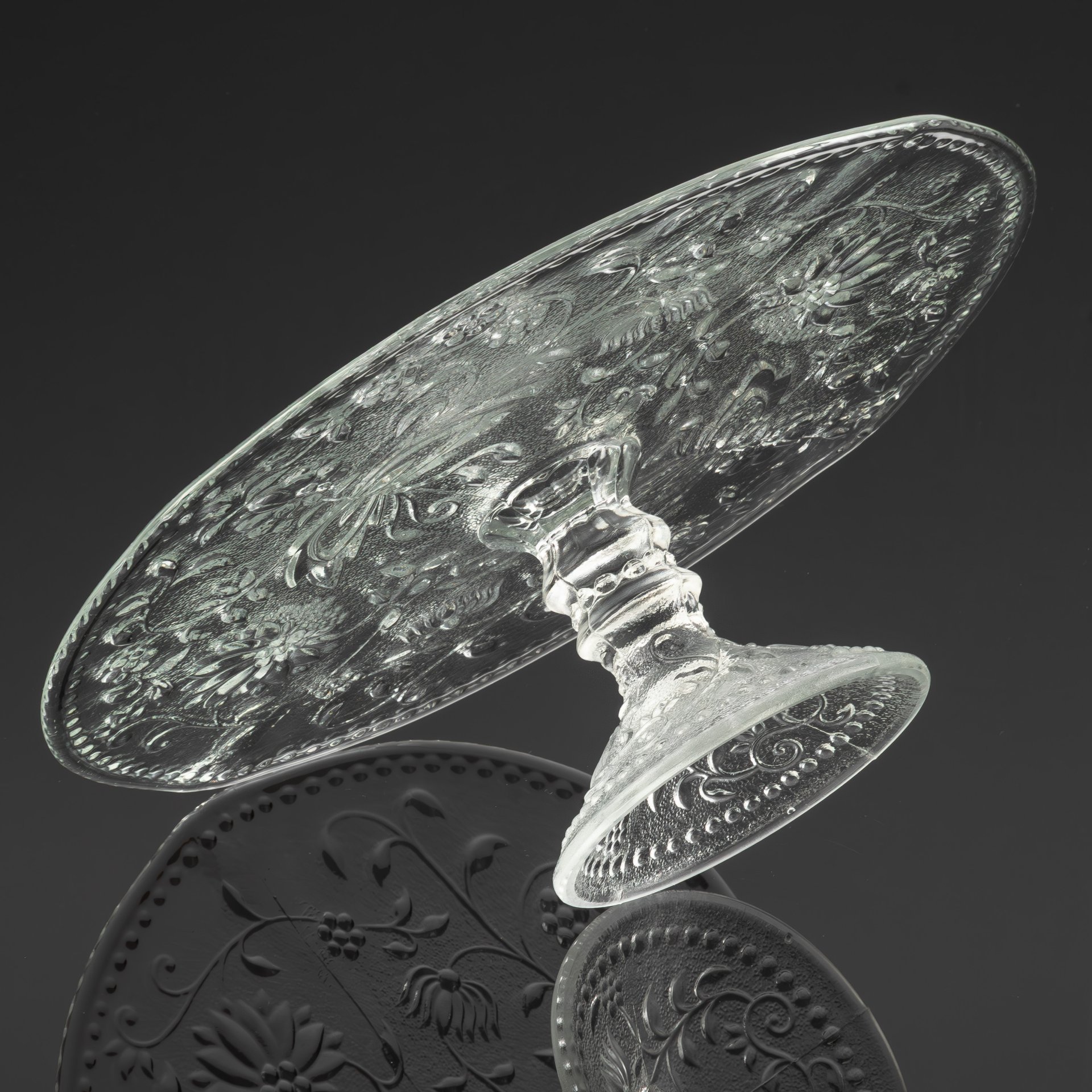 Ваза для сервировки (тортница) на ножке, украшенная растительным декором