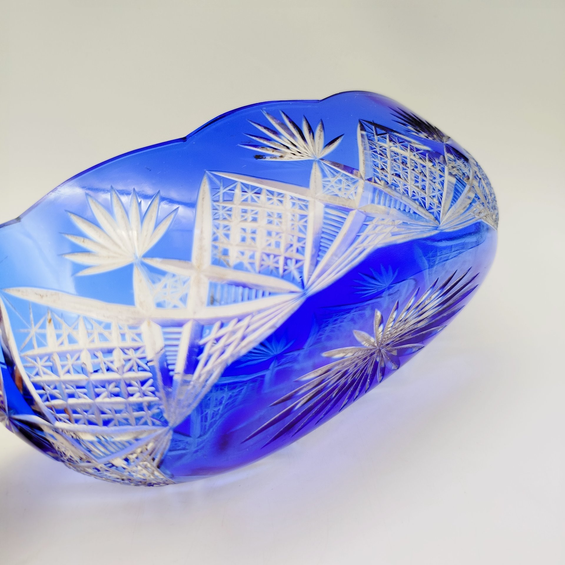 Ваза-ладья кобальтового цвета со звездчатым декором, хрусталь, алмазная грань, Дятьковский хрустальный завод, СССР, 1960-1980 гг.