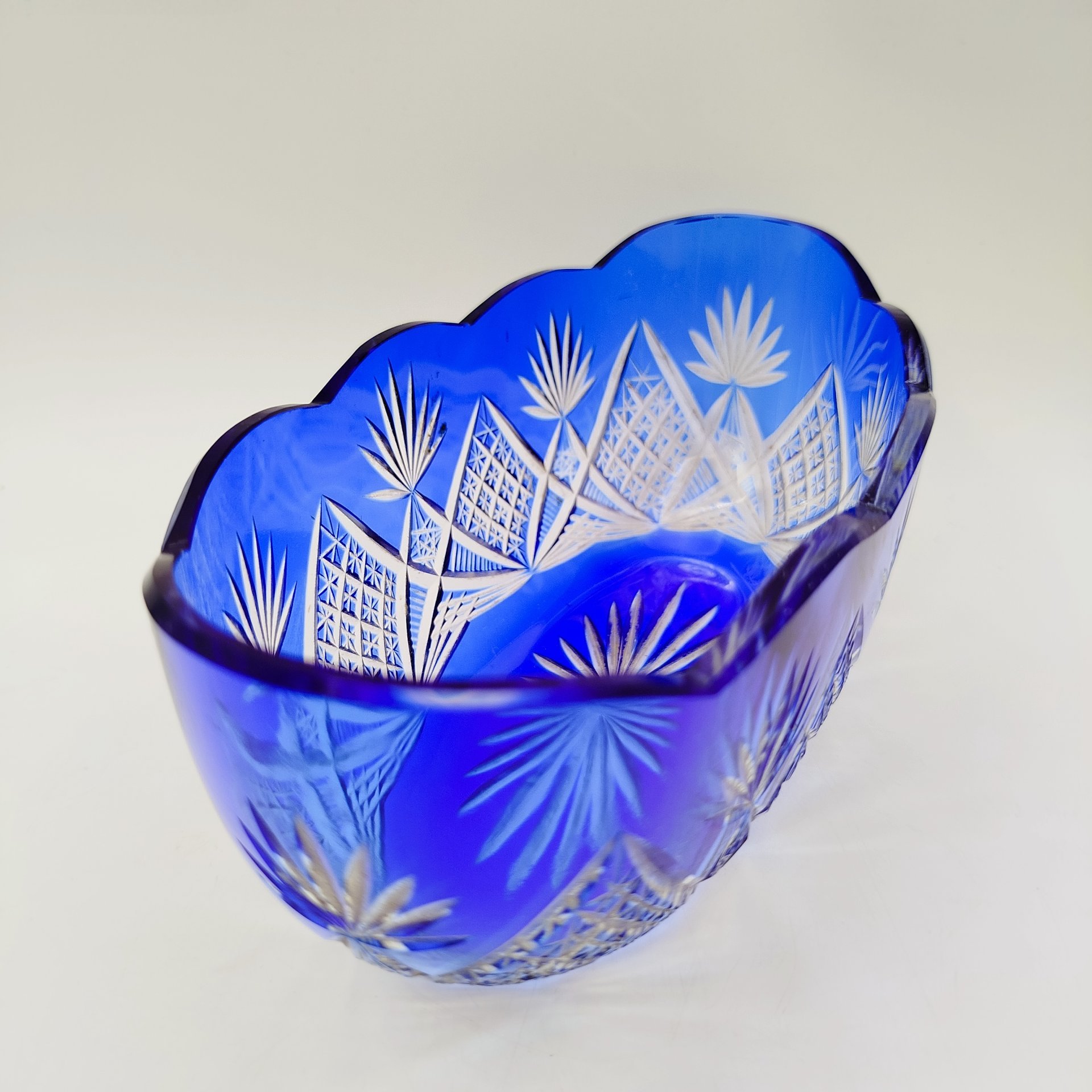 Ваза-ладья кобальтового цвета со звездчатым декором, хрусталь, алмазная грань, Дятьковский хрустальный завод, СССР, 1960-1980 гг.