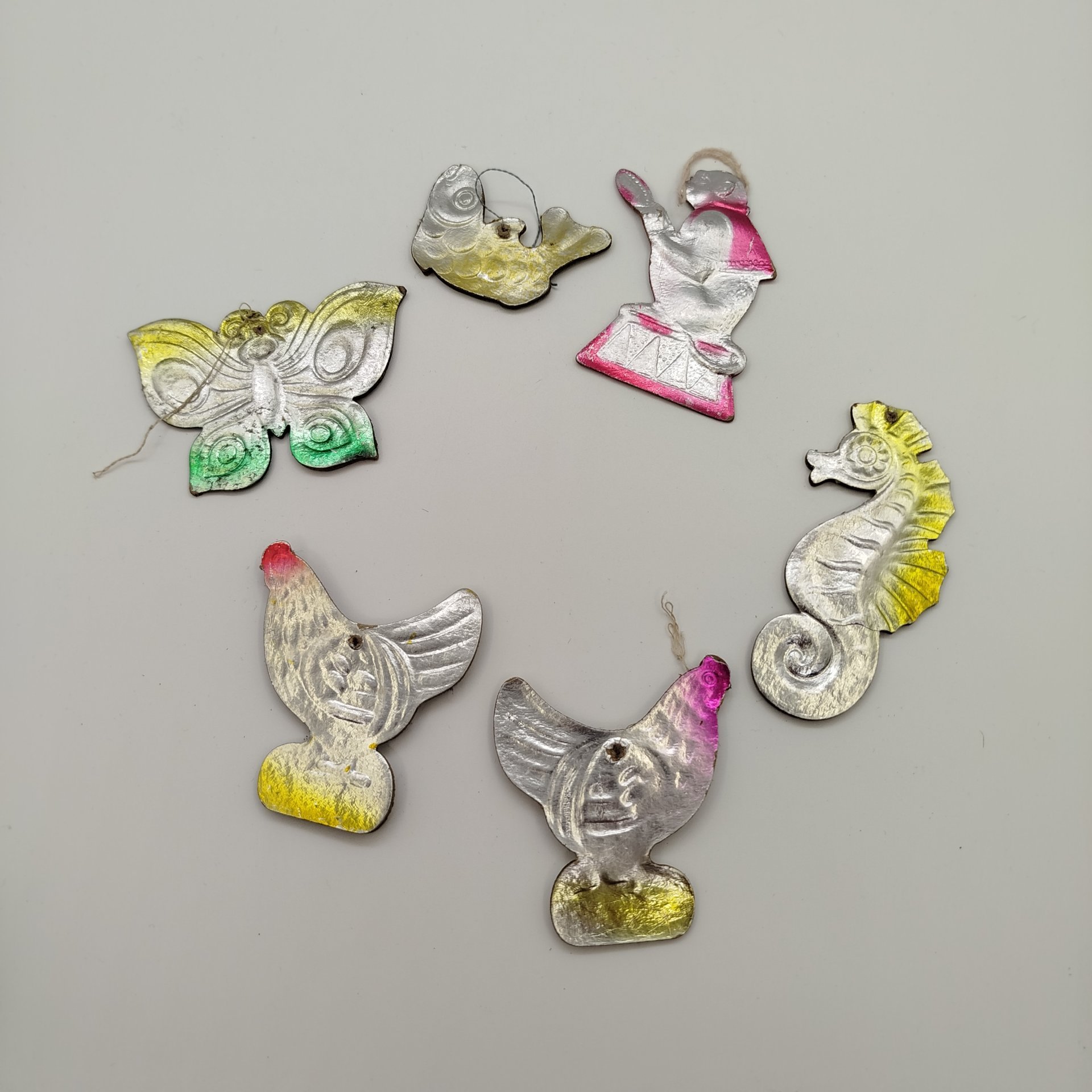 Набор из шести ёлочных игрушек различных форм, композитный материал, картон, штамповка, аэрография, СССР, 1960-1980 гг.