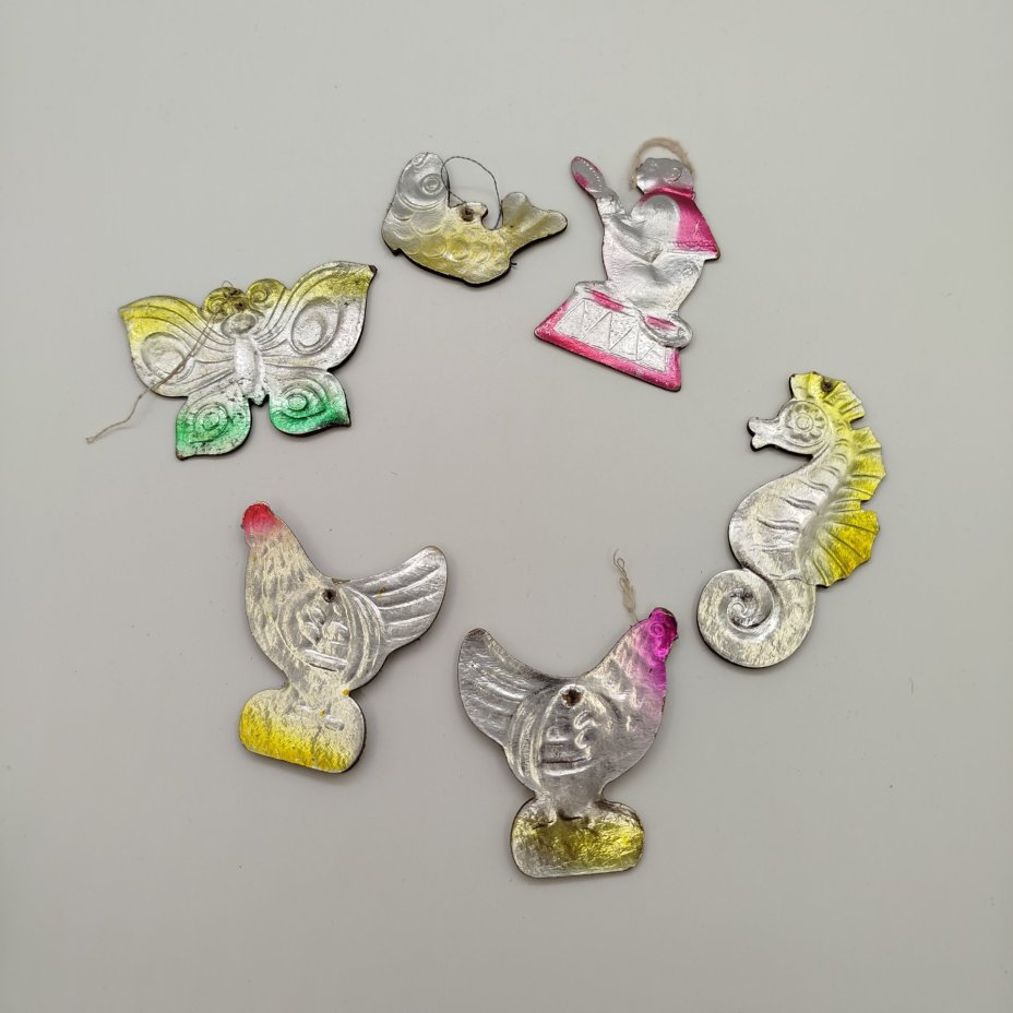 Набор из шести ёлочных игрушек различных форм, композитный материал, картон, штамповка, аэрография, СССР, 1960-1980 гг.