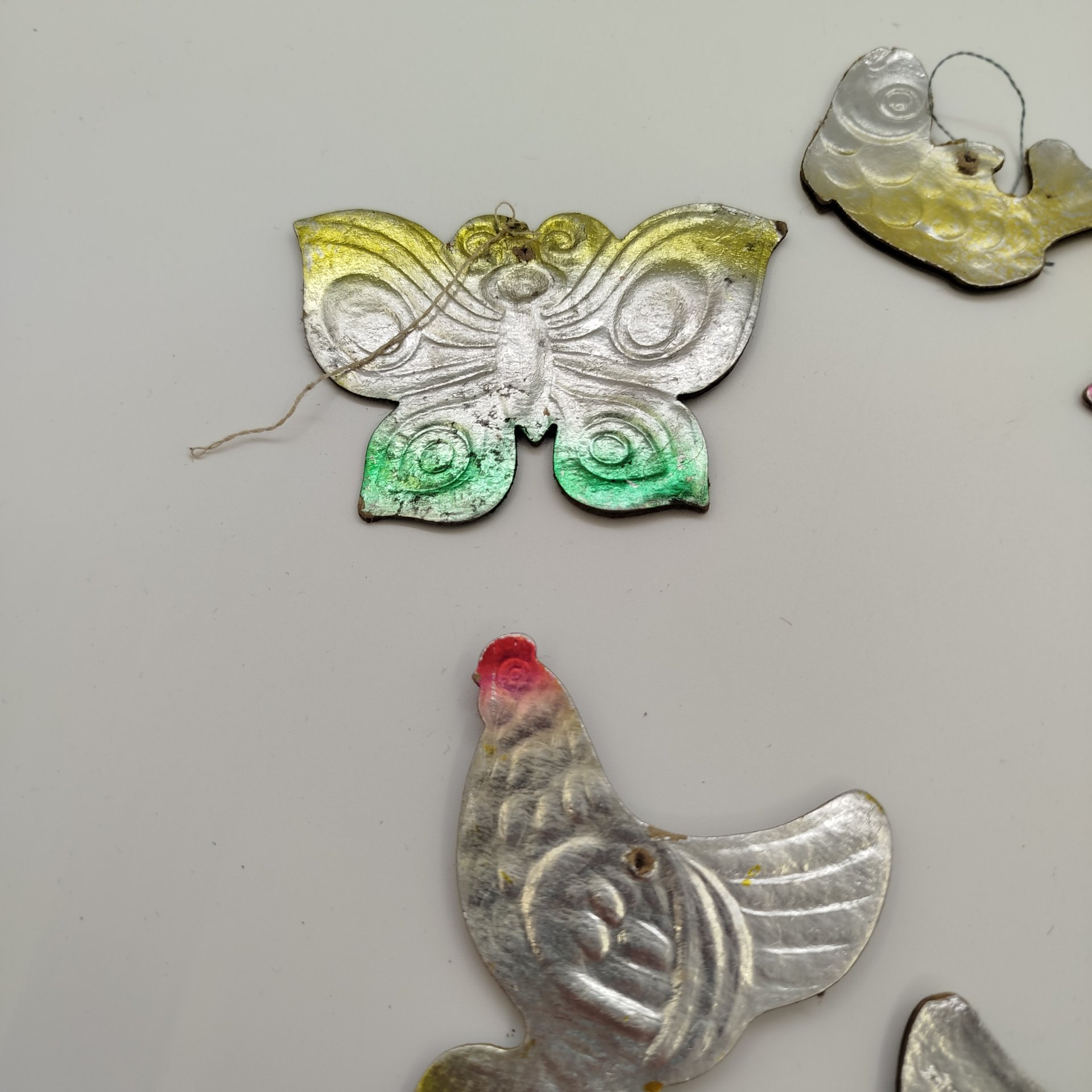 Набор из шести ёлочных игрушек различных форм, композитный материал, картон, штамповка, аэрография, СССР, 1960-1980 гг.