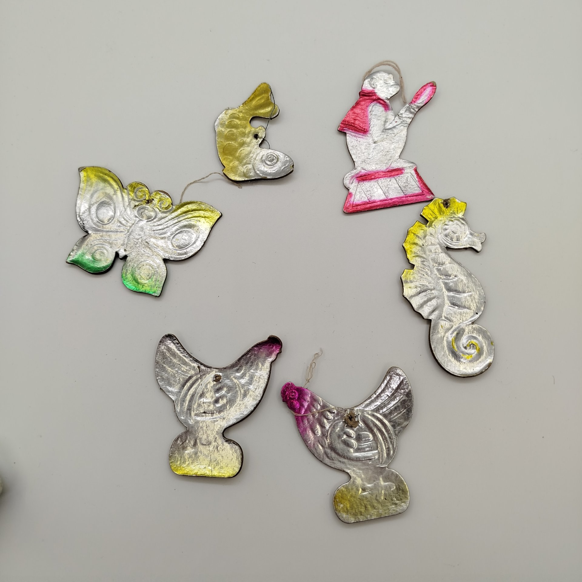 Набор из шести ёлочных игрушек различных форм, композитный материал, картон, штамповка, аэрография, СССР, 1960-1980 гг.