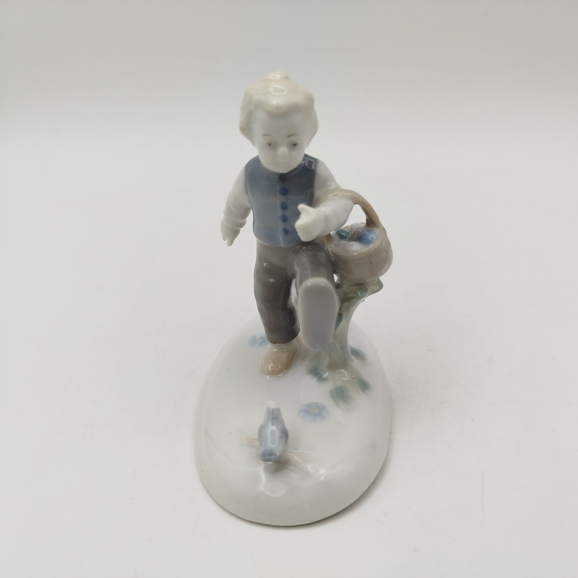 Статуэтка "Мальчик с корзиной яиц и пасхальный кролик", Kunstporzellan Ilmenau, фарфор, роспись, ГДР, 1972-1976 гг.