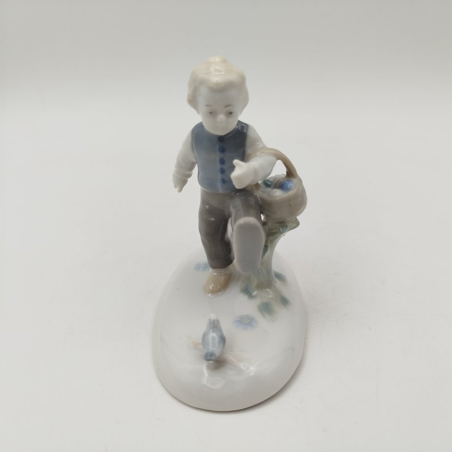 Статуэтка "Мальчик с корзиной яиц и пасхальный кролик", Kunstporzellan Ilmenau