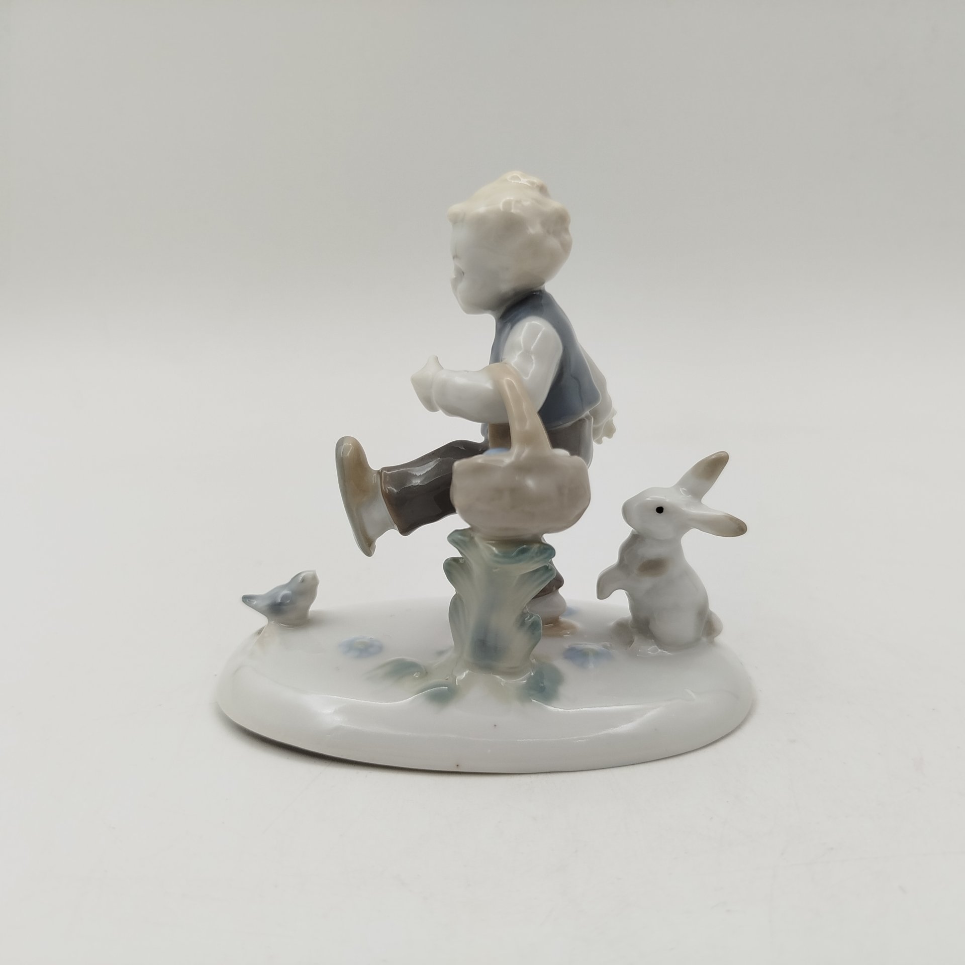 Статуэтка "Мальчик с корзиной яиц и пасхальный кролик", Kunstporzellan Ilmenau