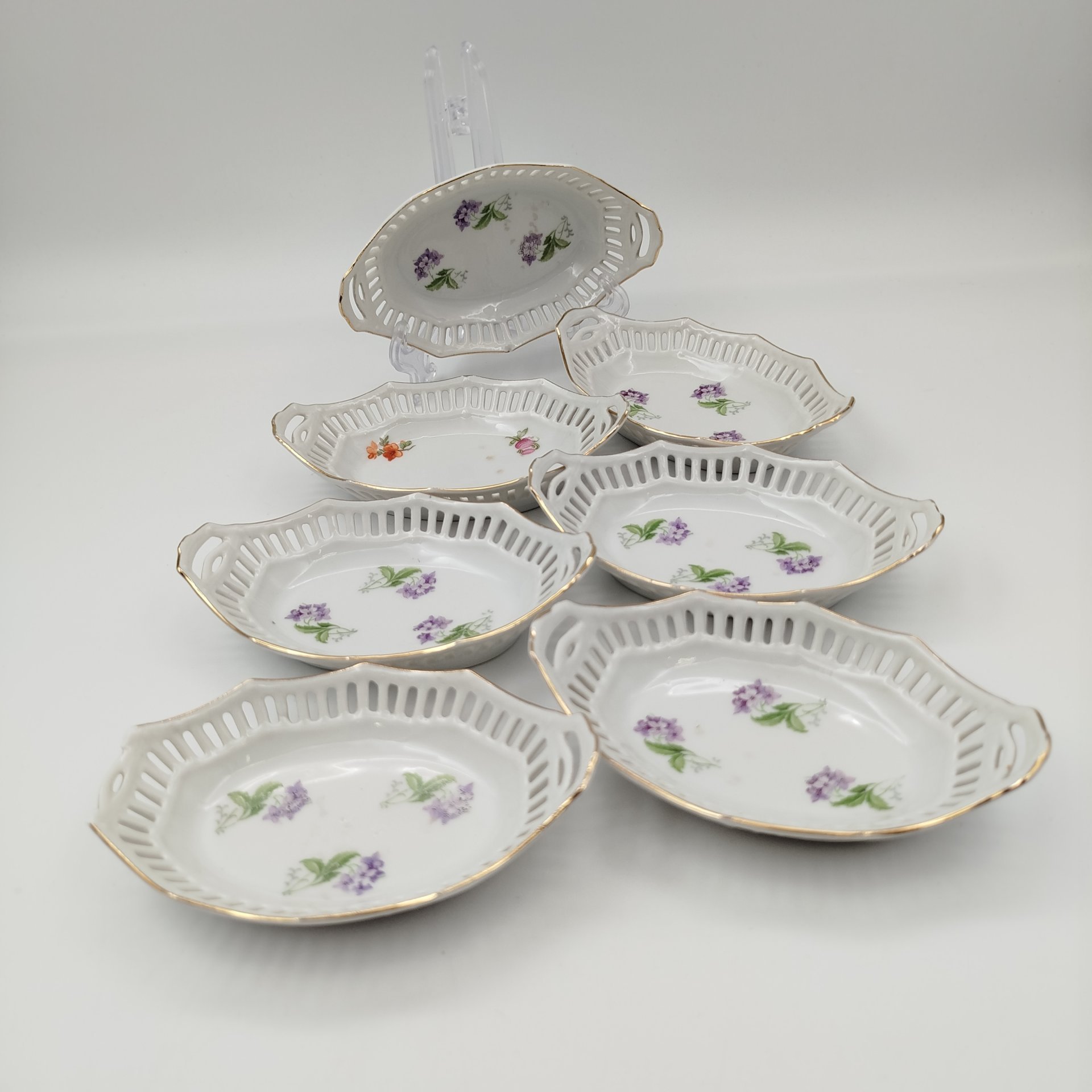 Набор из семи розеток с прорезным бортом и цветочным декором (в подборе), фарфор, деколь, золочение, Германия, 1950-1970 гг.