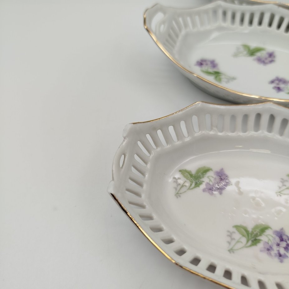 Набор из семи розеток с прорезным бортом и цветочным декором (в подборе)