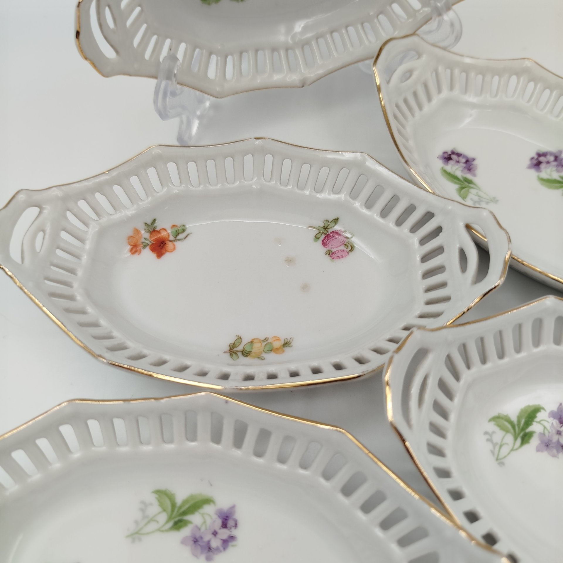 Набор из семи розеток с прорезным бортом и цветочным декором (в подборе), фарфор, деколь, золочение, Германия, 1950-1970 гг.