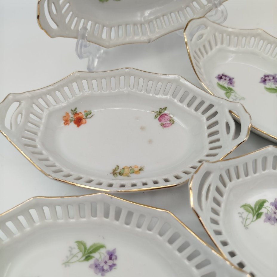 Набор из семи розеток с прорезным бортом и цветочным декором (в подборе)