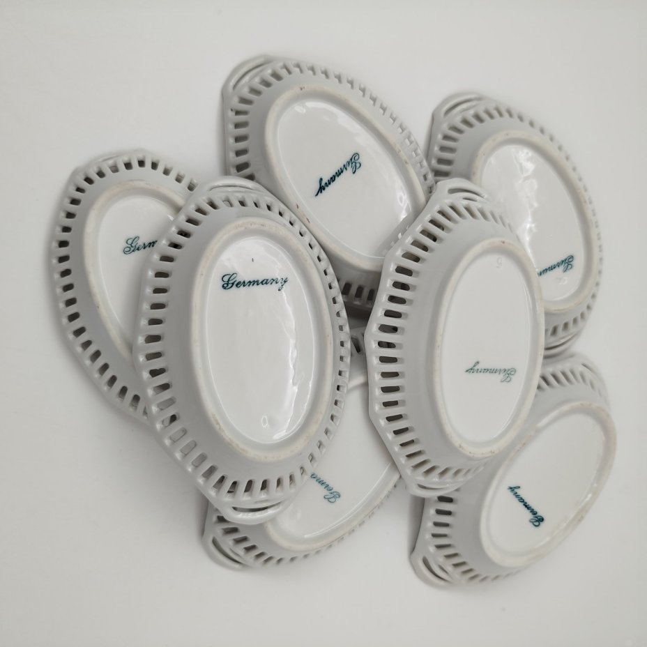 Набор из семи розеток с прорезным бортом и цветочным декором (в подборе)