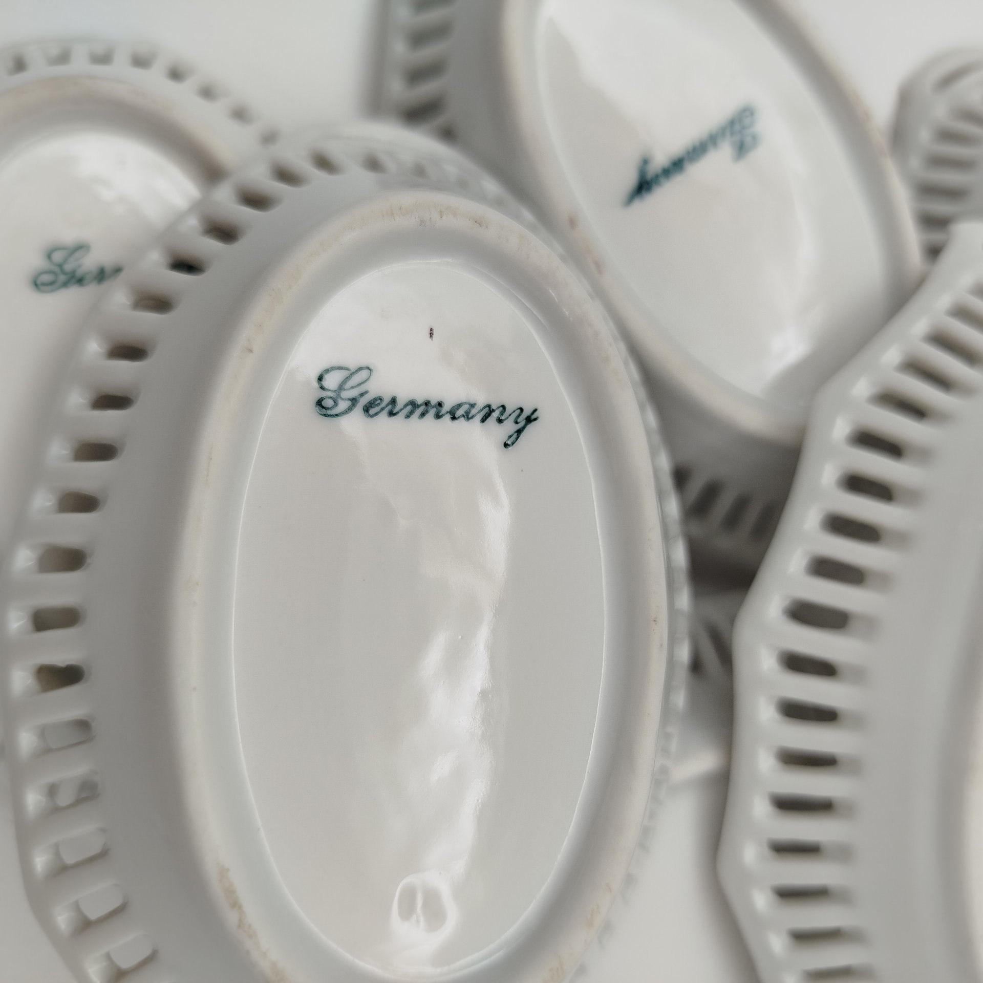 Набор из семи розеток с прорезным бортом и цветочным декором (в подборе), фарфор, деколь, золочение, Германия, 1950-1970 гг.