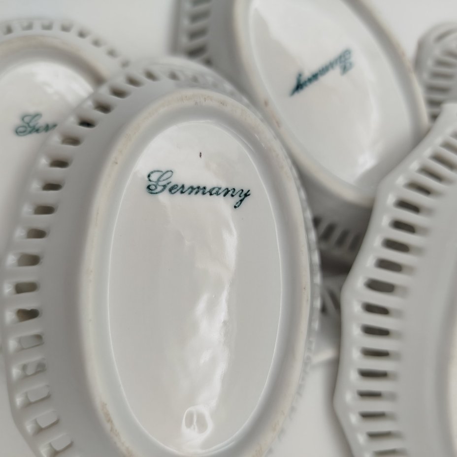 Набор из семи розеток с прорезным бортом и цветочным декором (в подборе)