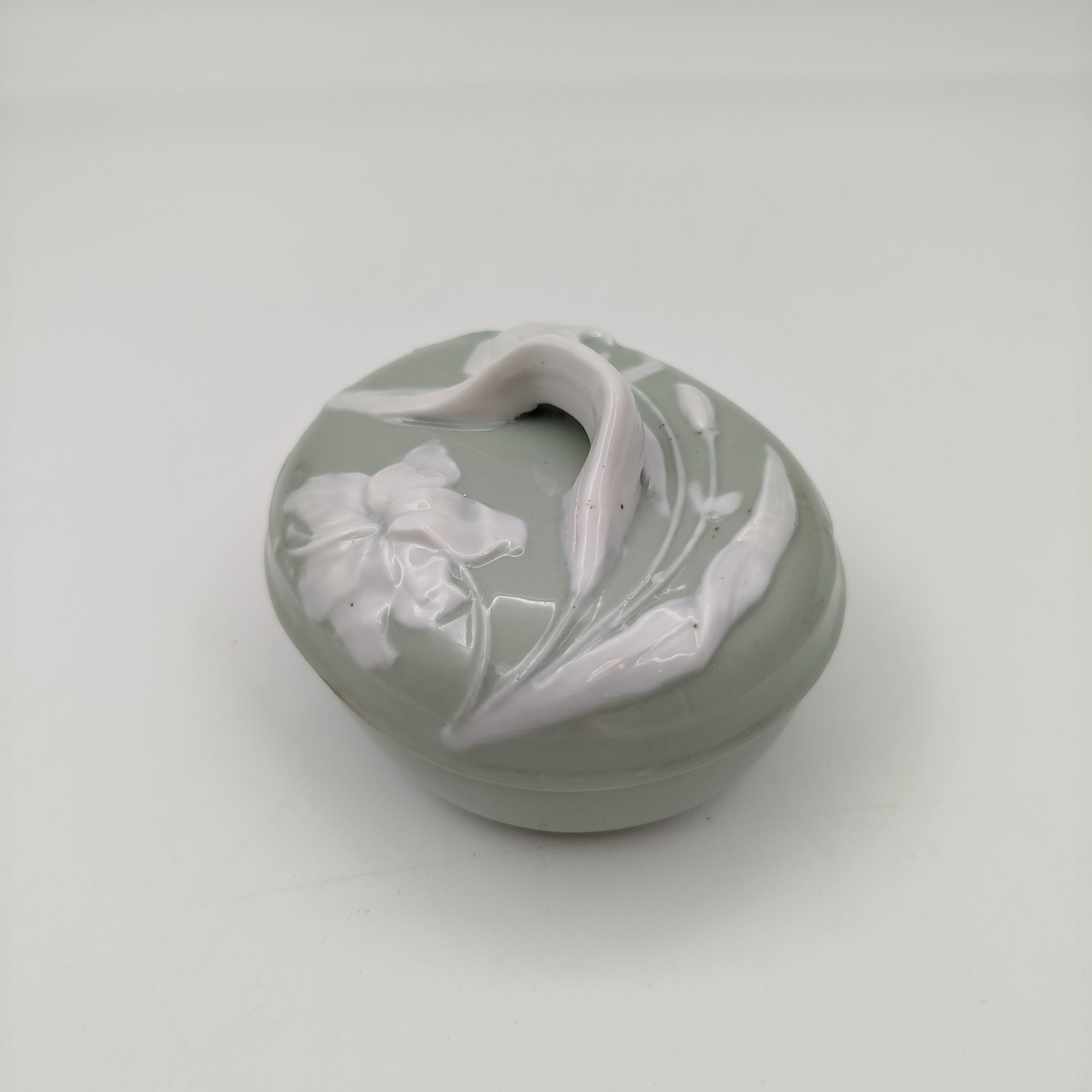 Шкатулка "Лилии", фарфор, крытье, Дмитровский фарфоровый завод (ДФЗ Вербилки), СССР, 1946-1950 гг.