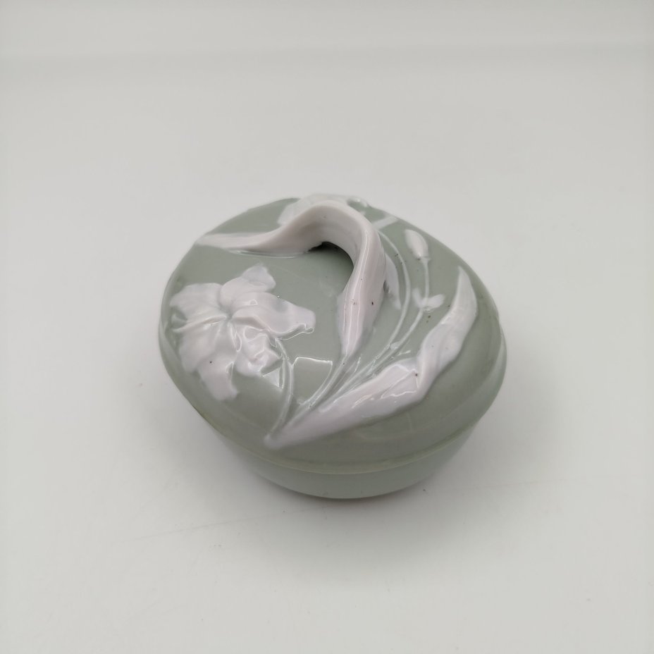 Шкатулка "Лилии", фарфор, крытье, Дмитровский фарфоровый завод (ДФЗ Вербилки), СССР, 1946-1950 гг.