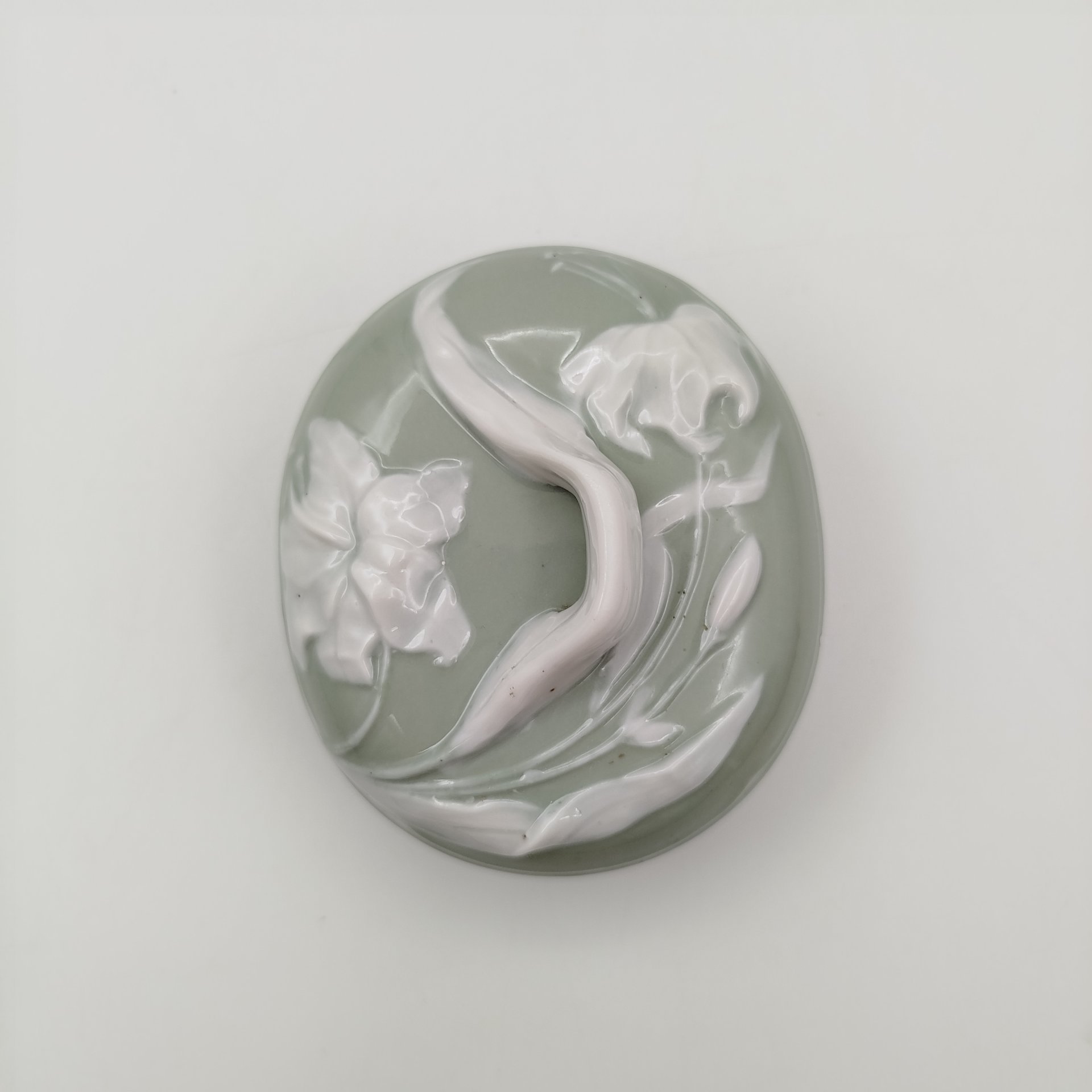 Шкатулка "Лилии", фарфор, крытье, Дмитровский фарфоровый завод (ДФЗ Вербилки), СССР, 1946-1950 гг.