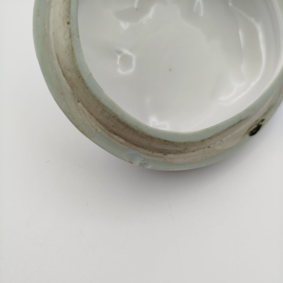 Шкатулка "Лилии", фарфор, крытье, Дмитровский фарфоровый завод (ДФЗ Вербилки), СССР, 1946-1950 гг.