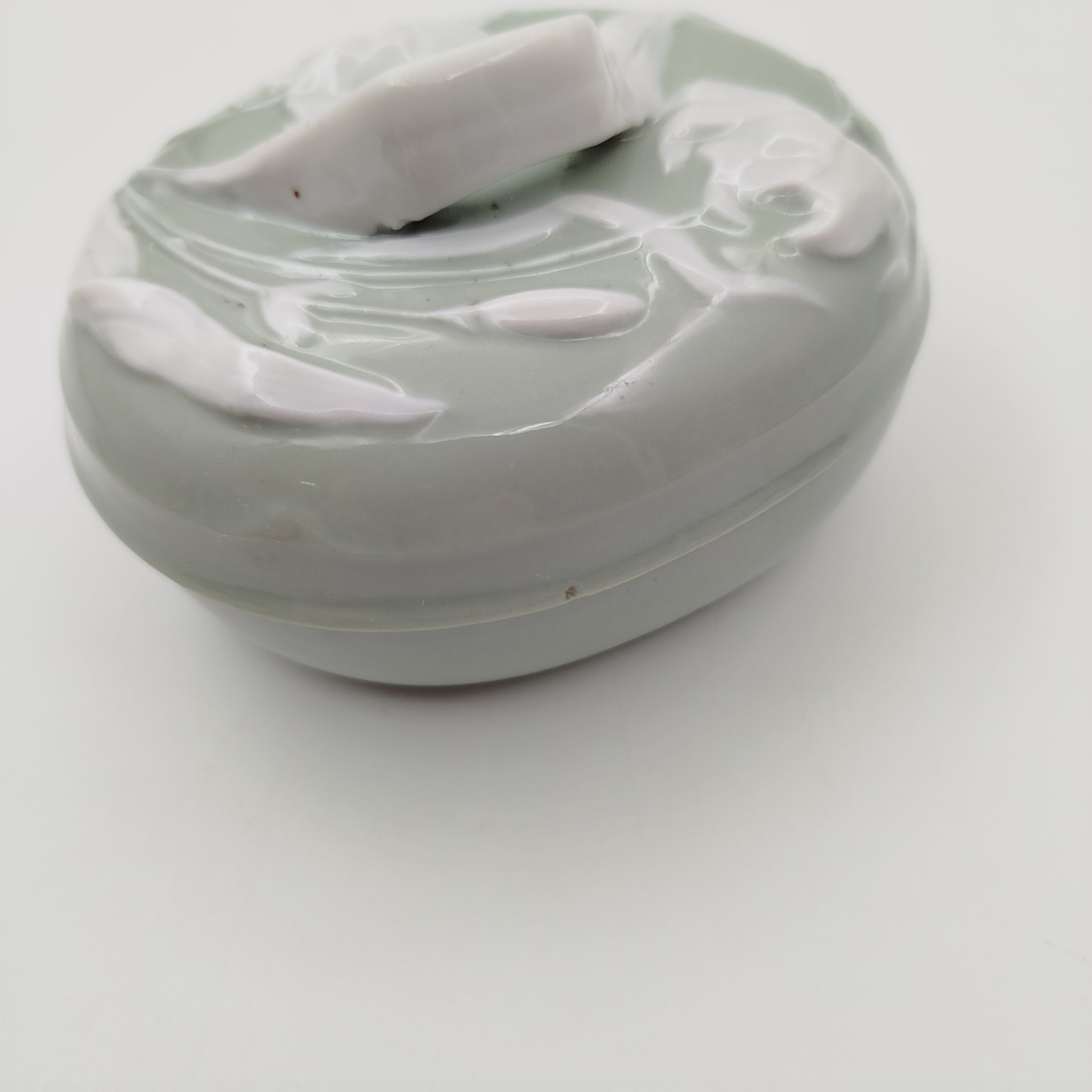 Шкатулка "Лилии", фарфор, крытье, Дмитровский фарфоровый завод (ДФЗ Вербилки), СССР, 1946-1950 гг.