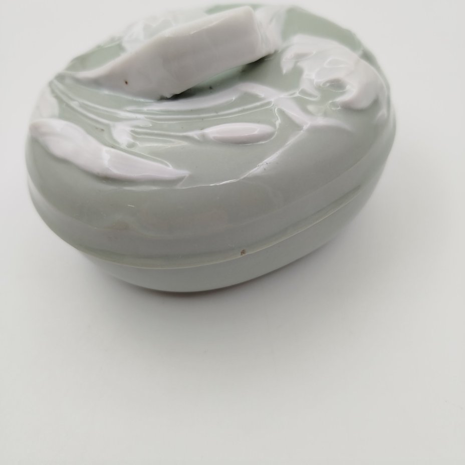 Шкатулка "Лилии", фарфор, крытье, Дмитровский фарфоровый завод (ДФЗ Вербилки), СССР, 1946-1950 гг.