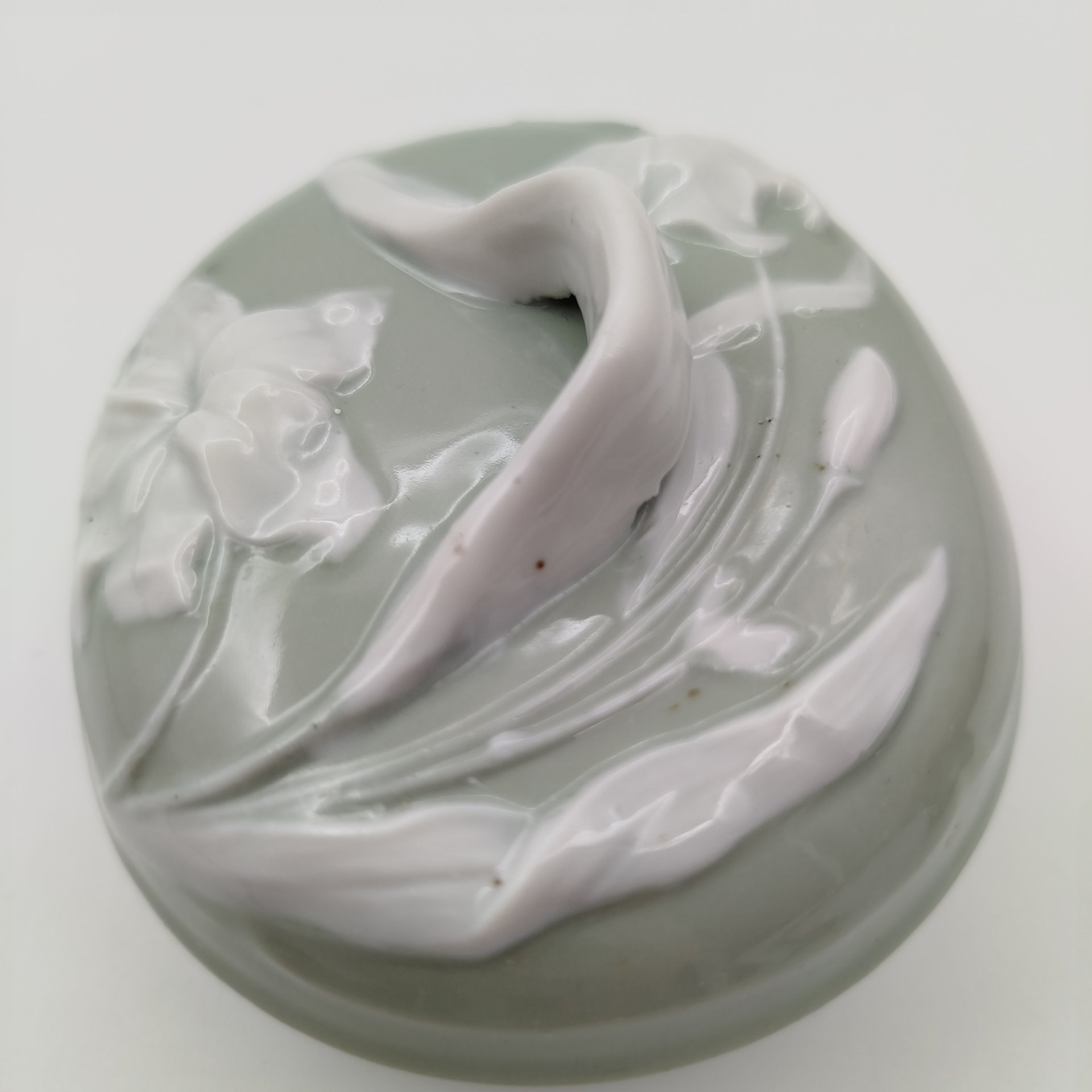 Шкатулка "Лилии", фарфор, крытье, Дмитровский фарфоровый завод (ДФЗ Вербилки), СССР, 1946-1950 гг.