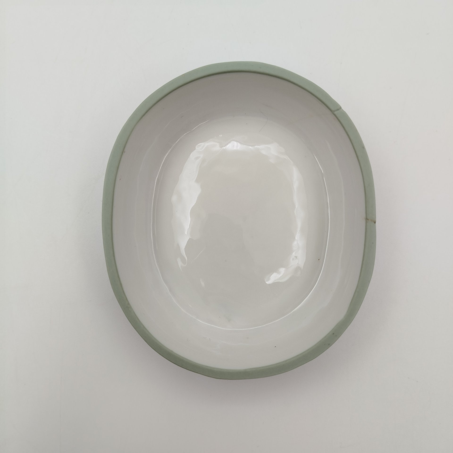 Шкатулка "Лилии", фарфор, крытье, Дмитровский фарфоровый завод (ДФЗ Вербилки), СССР, 1946-1950 гг.