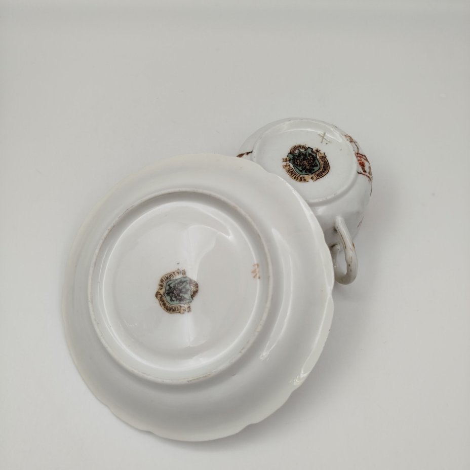 Пара кофейная с декором в виде цветов и бабочек, фарфор, деколь, золочение, Фарфоровый завод братьев Корниловых, Российская империя, 1884-1917 гг.