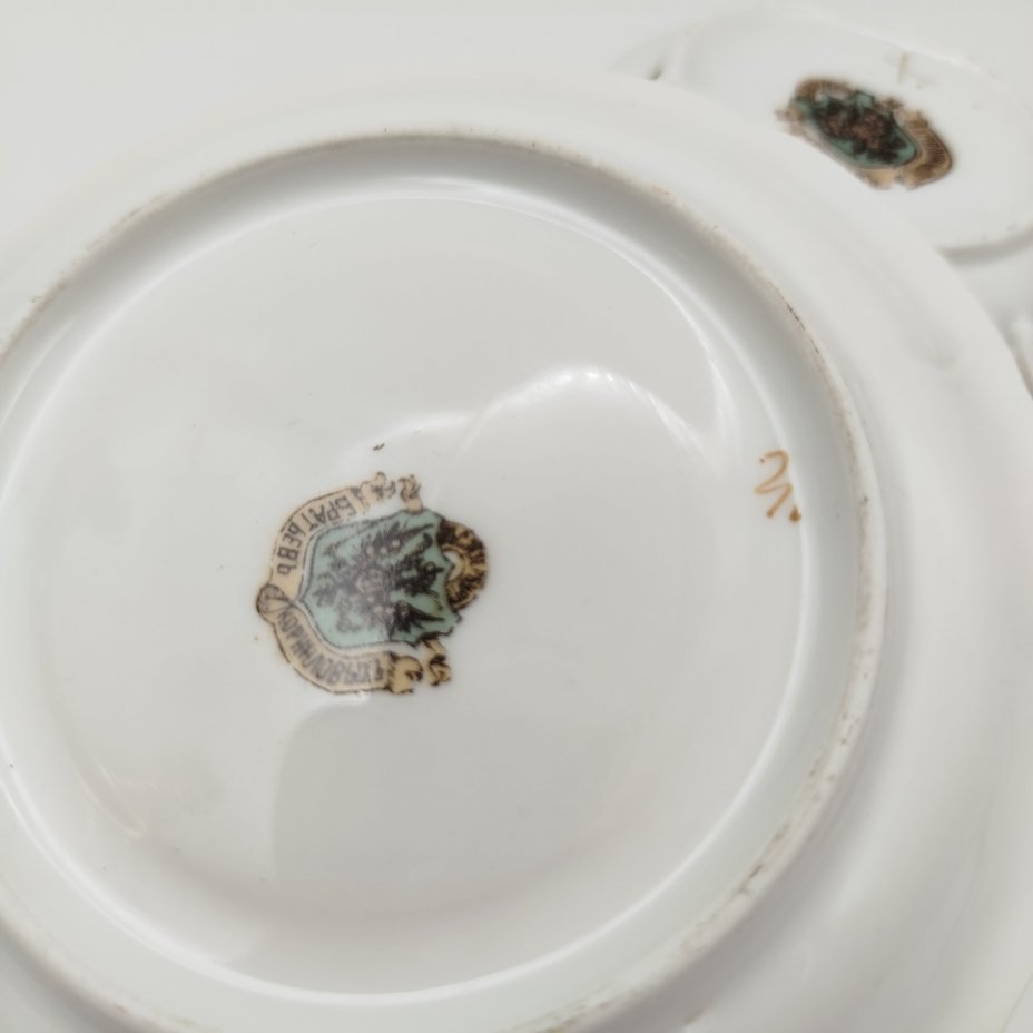 Пара кофейная с декором в виде цветов и бабочек, фарфор, деколь, золочение, Фарфоровый завод братьев Корниловых, Российская империя, 1884-1917 гг.