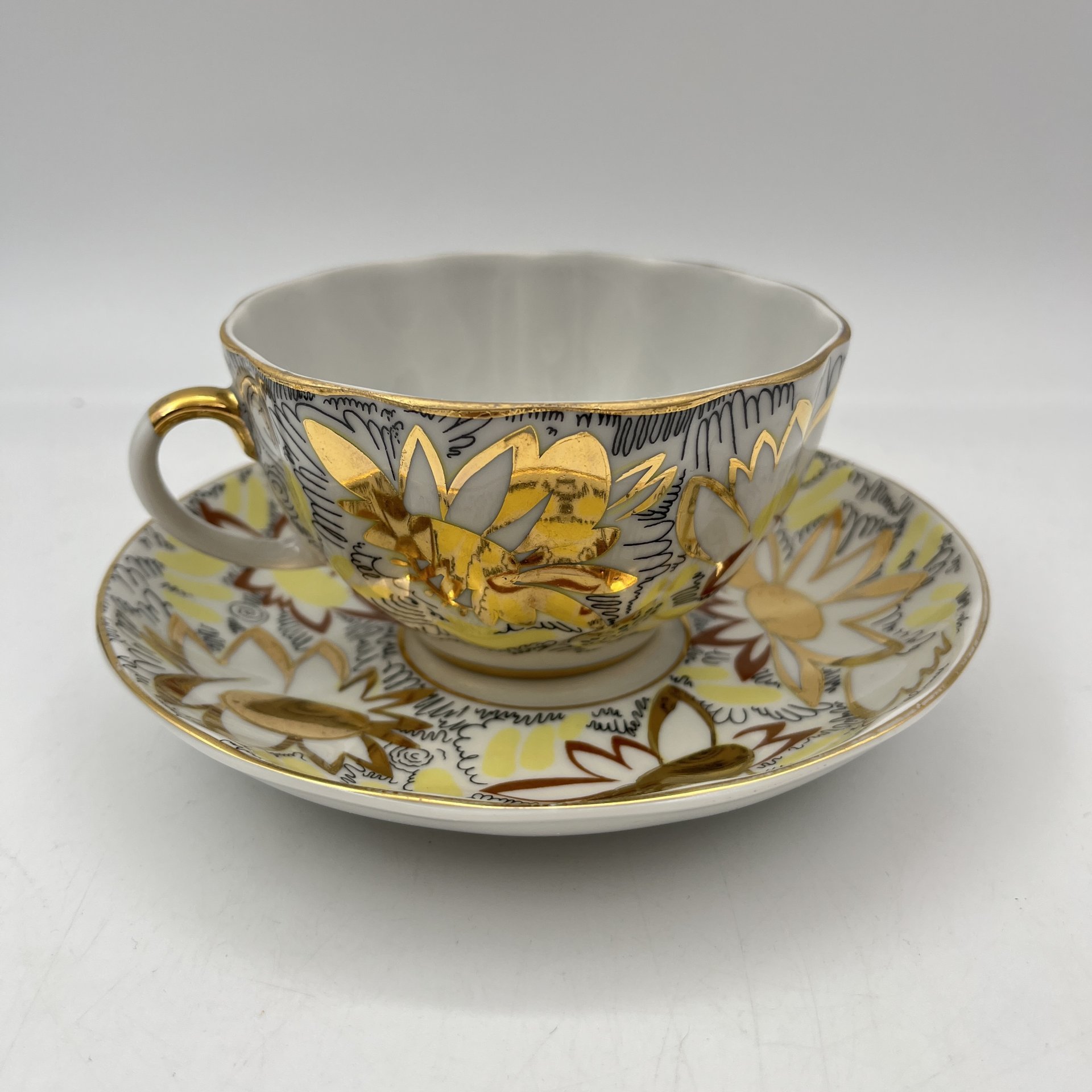 Пара чайная "Золотые ромашки", автор росписи Л.И. Григорьева, форма "Тюльпан", фарфор, деколь, золочение, Ленинградский фарфоровый завод (ЛФЗ), СССР, 1970-1986 гг.