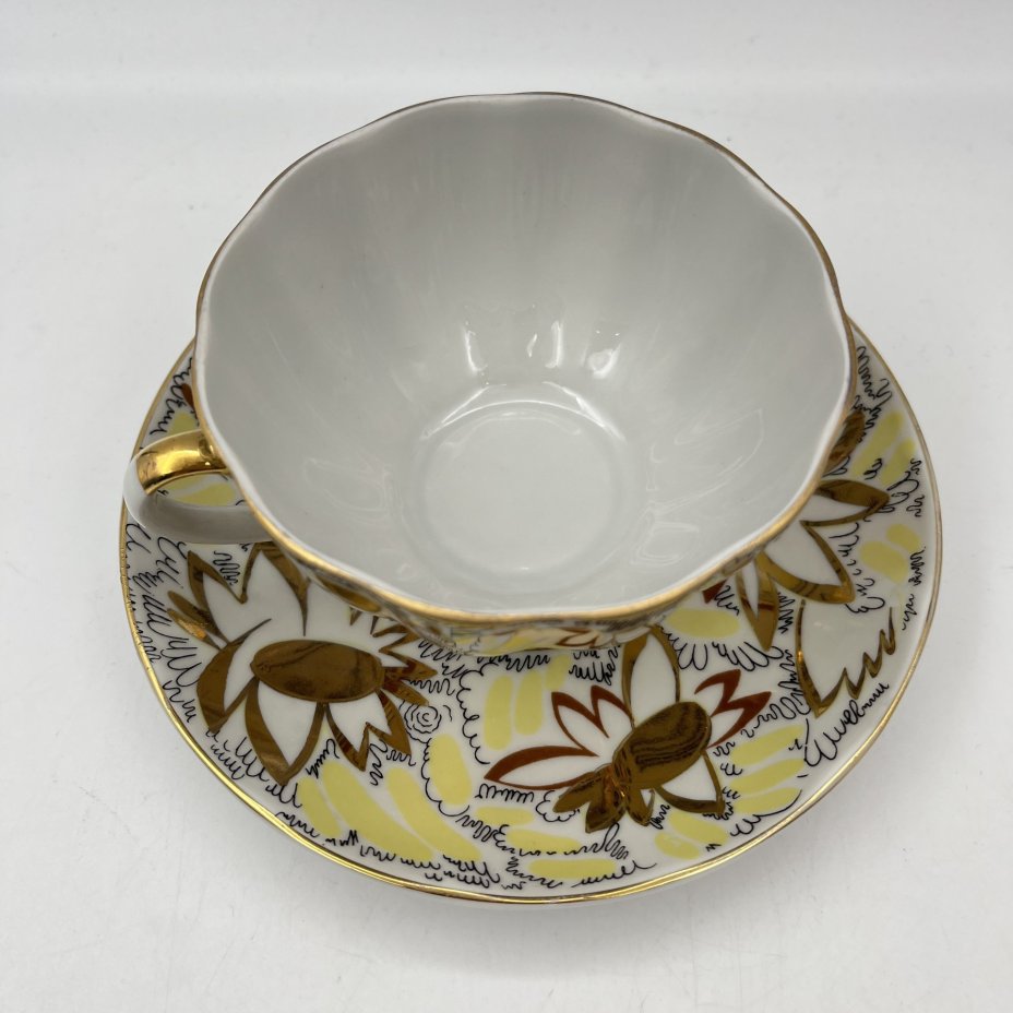 Пара чайная "Золотые ромашки", автор росписи Л.И. Григорьева, форма "Тюльпан", фарфор, деколь, золочение, Ленинградский фарфоровый завод (ЛФЗ), СССР, 1970-1986 гг.