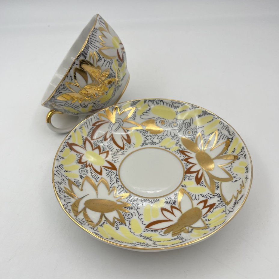 Пара чайная "Золотые ромашки", автор росписи Л.И. Григорьева, форма "Тюльпан", фарфор, деколь, золочение, Ленинградский фарфоровый завод (ЛФЗ), СССР, 1970-1986 гг.