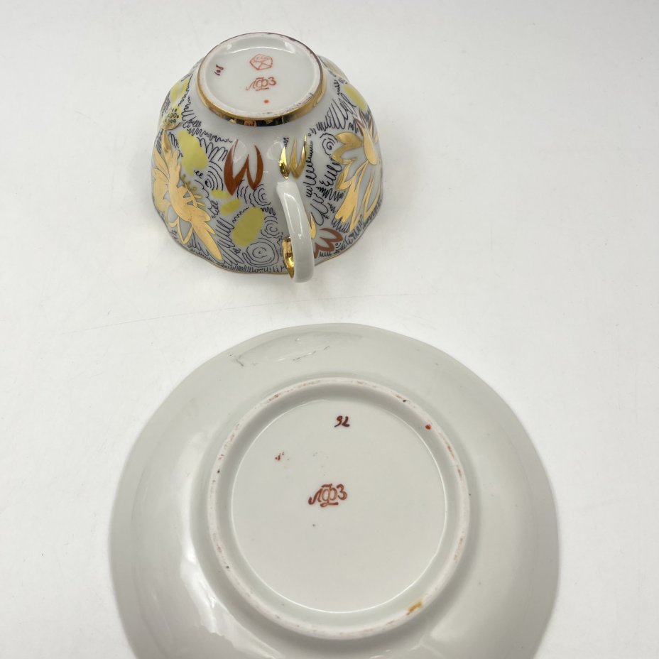 Пара чайная "Золотые ромашки", автор росписи Л.И. Григорьева, форма "Тюльпан", фарфор, деколь, золочение, Ленинградский фарфоровый завод (ЛФЗ), СССР, 1970-1986 гг.