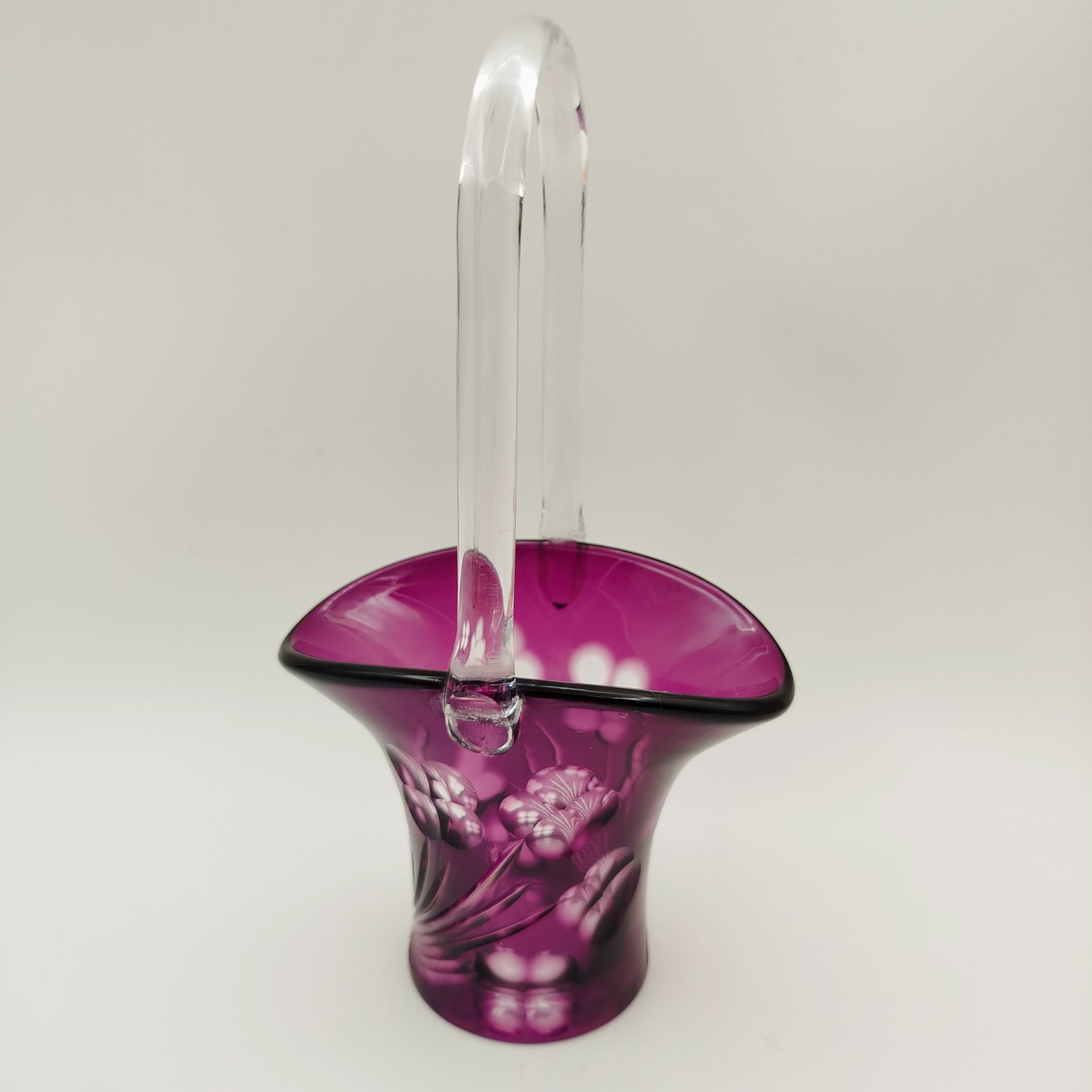 Конфетница в форме корзины фиолетового оттенка с резным растительным декором, хрусталь, резьба, Германия, 1970-1990 гг.