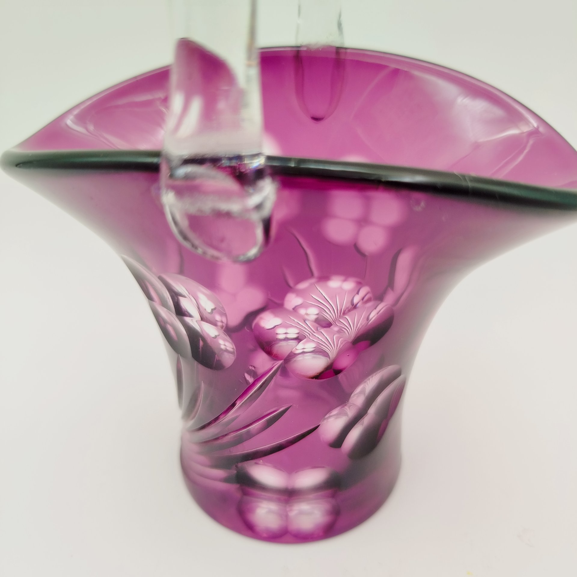 Конфетница в форме корзины фиолетового оттенка с резным растительным декором, хрусталь, резьба, Германия, 1970-1990 гг.