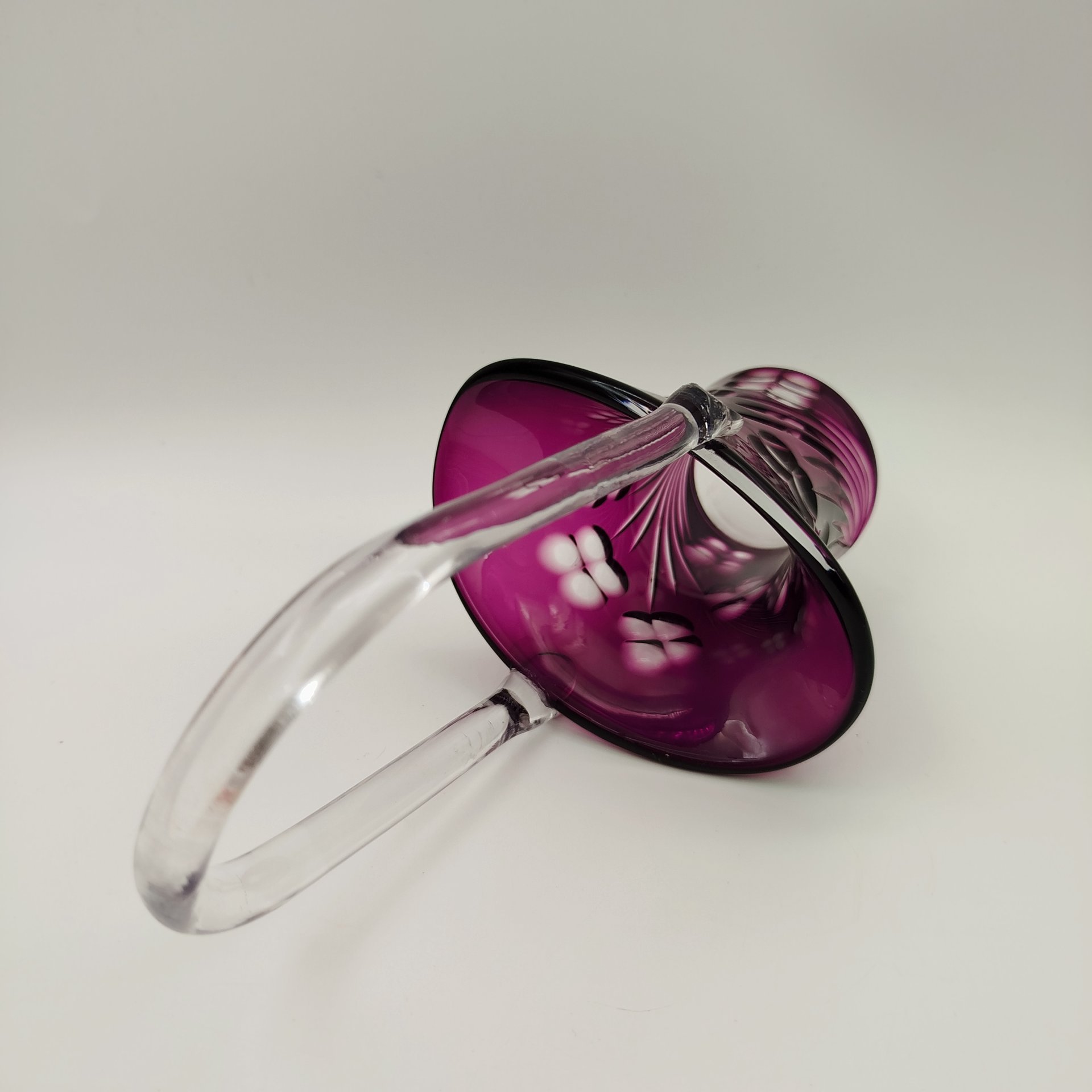 Конфетница в форме корзины фиолетового оттенка с резным растительным декором, хрусталь, резьба, Германия, 1970-1990 гг.