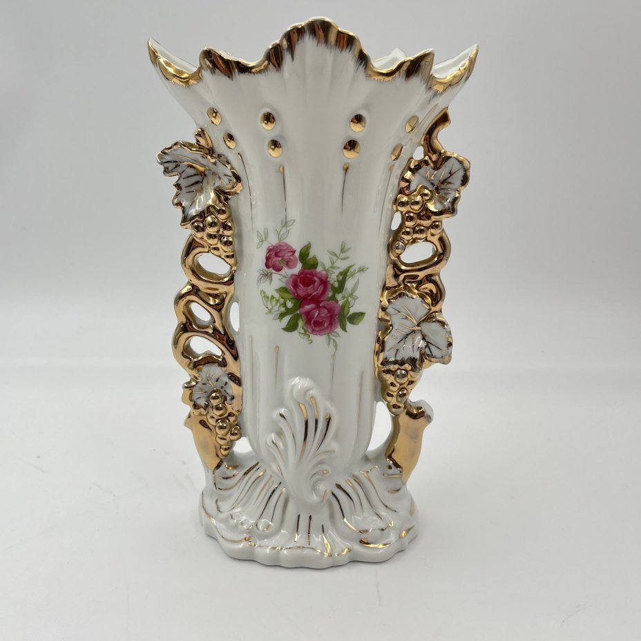 Ваза для небольшого букета с изображением роз и фигурными ручками в виде виноградной лозы, фарфор, деколь, золочение, Западная Европа, 1950-1980 гг.