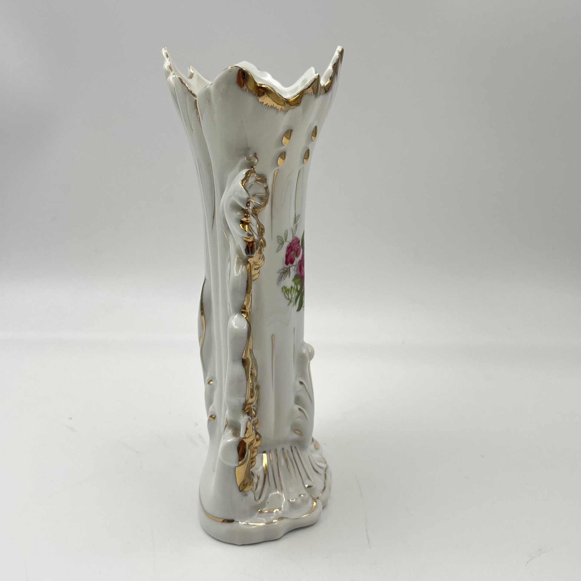 Ваза для небольшого букета с изображением роз и фигурными ручками в виде виноградной лозы, фарфор, деколь, золочение, Западная Европа, 1950-1980 гг.