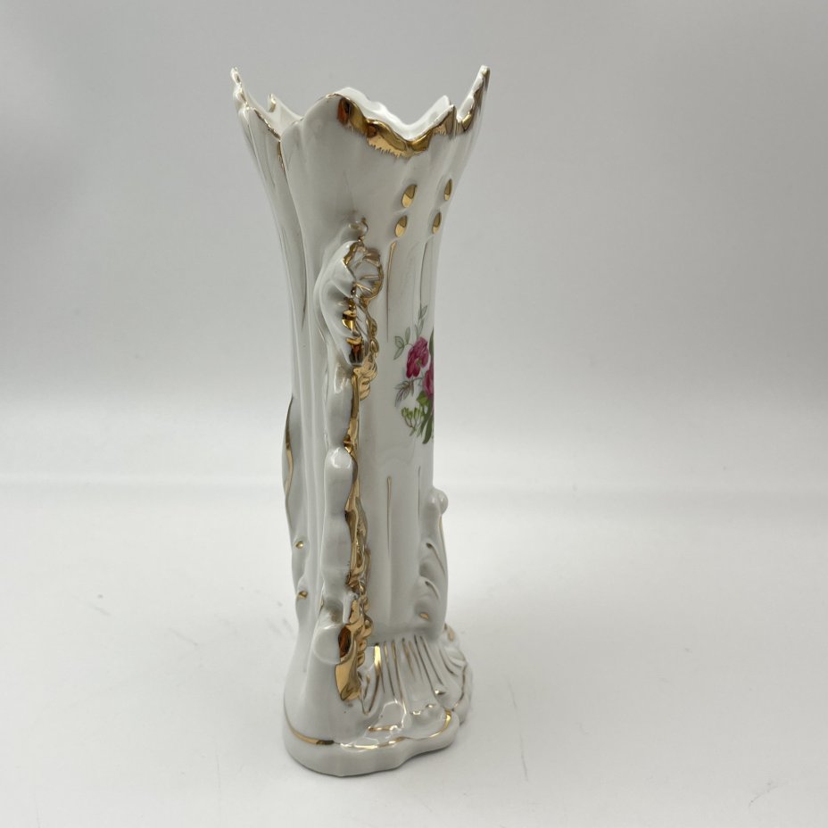 Ваза для небольшого букета с изображением роз и фигурными ручками в виде виноградной лозы